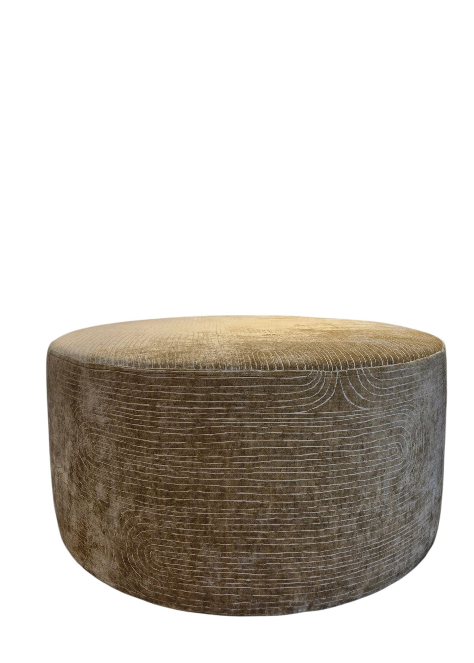 Studioknap Luxe ronde poef uitgevoerd in rijke Élitis stof met warme en verfijnde uitstraling | Studioknap
