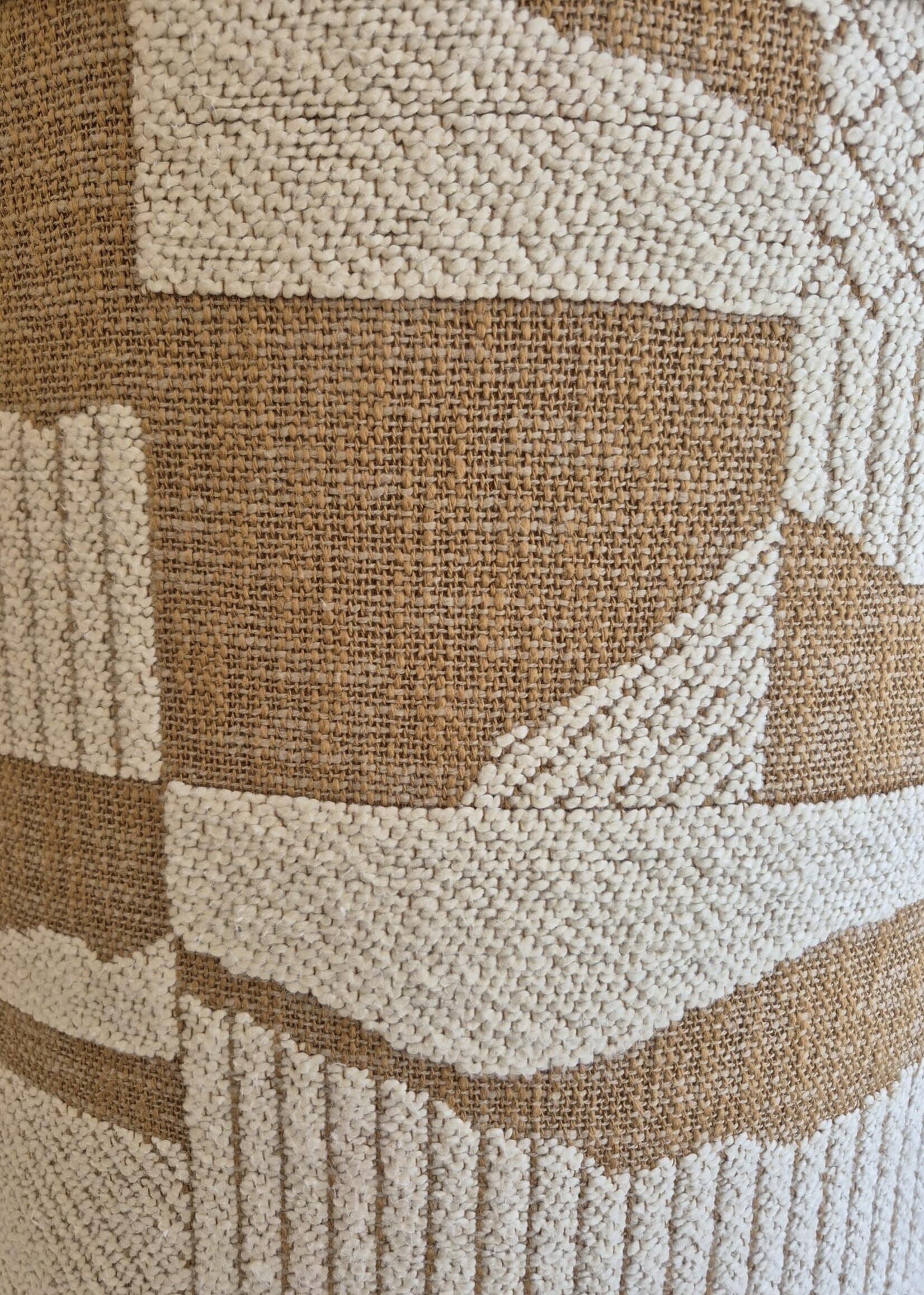 Studioknap Luxe ronde poef in beige en bruin uitgevoerd in rijke Larsen stof met warme en verfijnde uitstraling | Studioknap Boutique