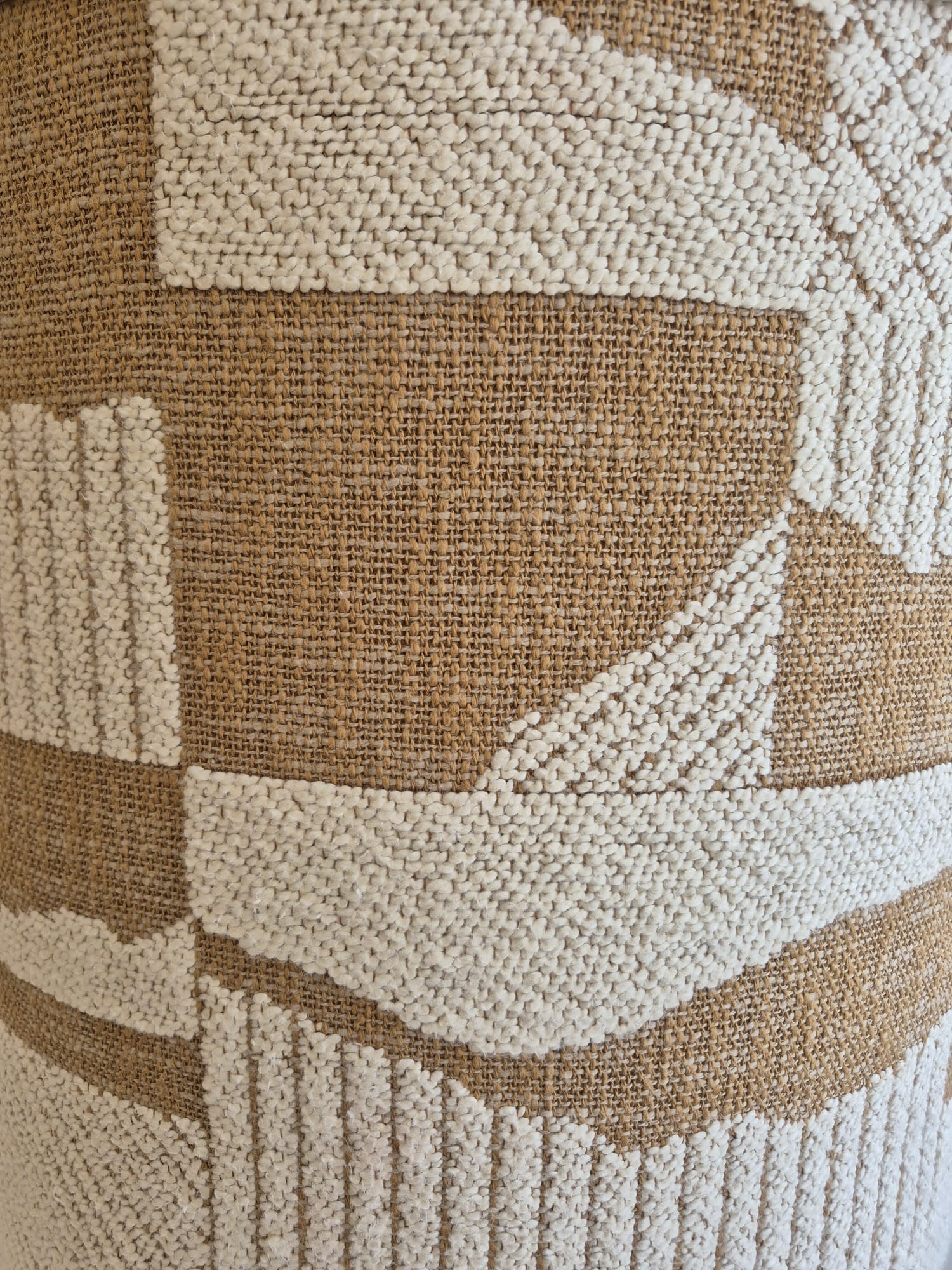 Studioknap Luxe ronde poef in beige en bruin uitgevoerd in rijke Larsen stof met warme en verfijnde uitstraling | Studioknap Boutique
