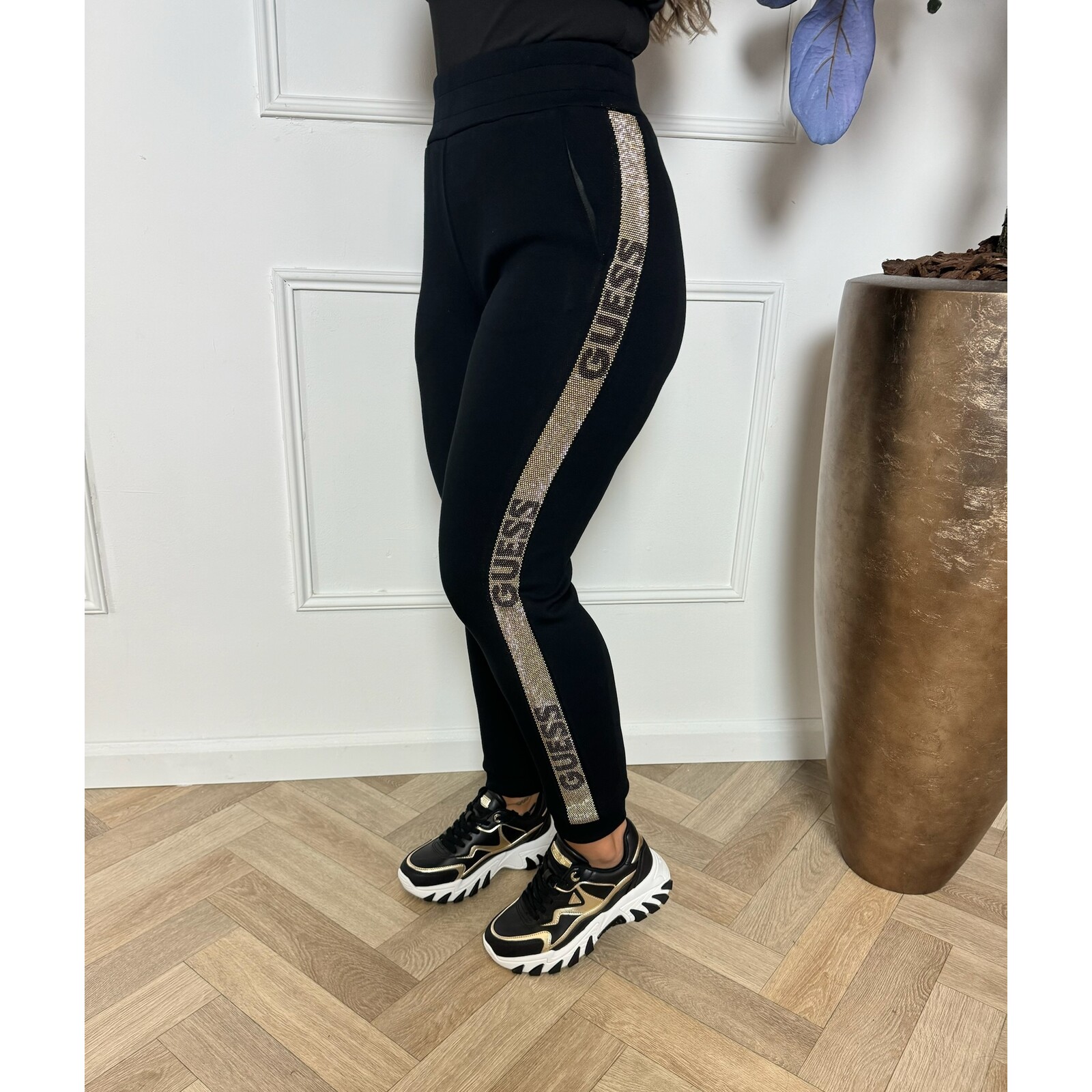 Guess Joggingspants Studs Logo Black  Guess 931