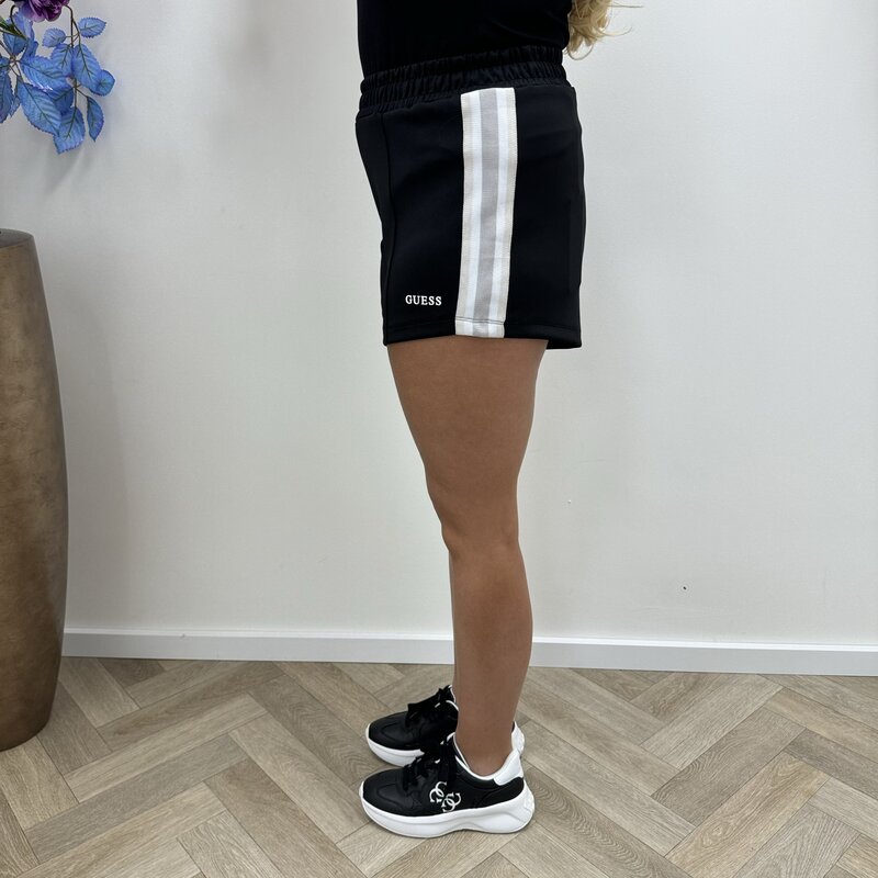 Short Yarrow Black Guess 383