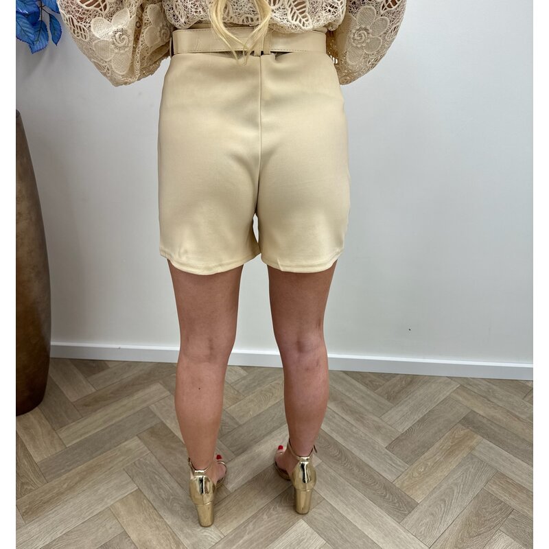 Short Button With Belt Beige 55173