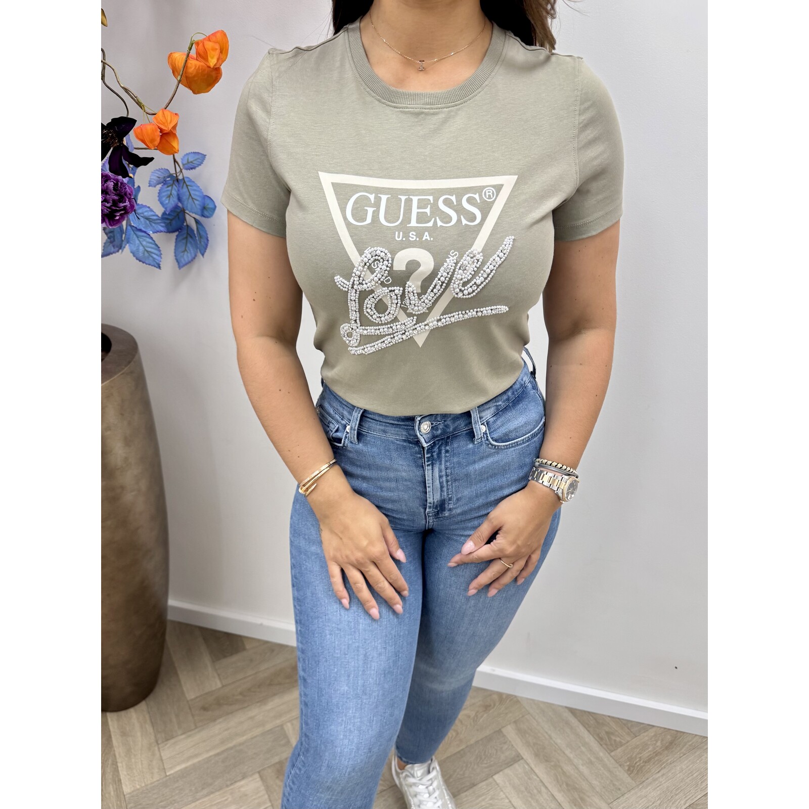 Guess T-shirt Pearls Love Triangle Sage Leaf 572 Guess