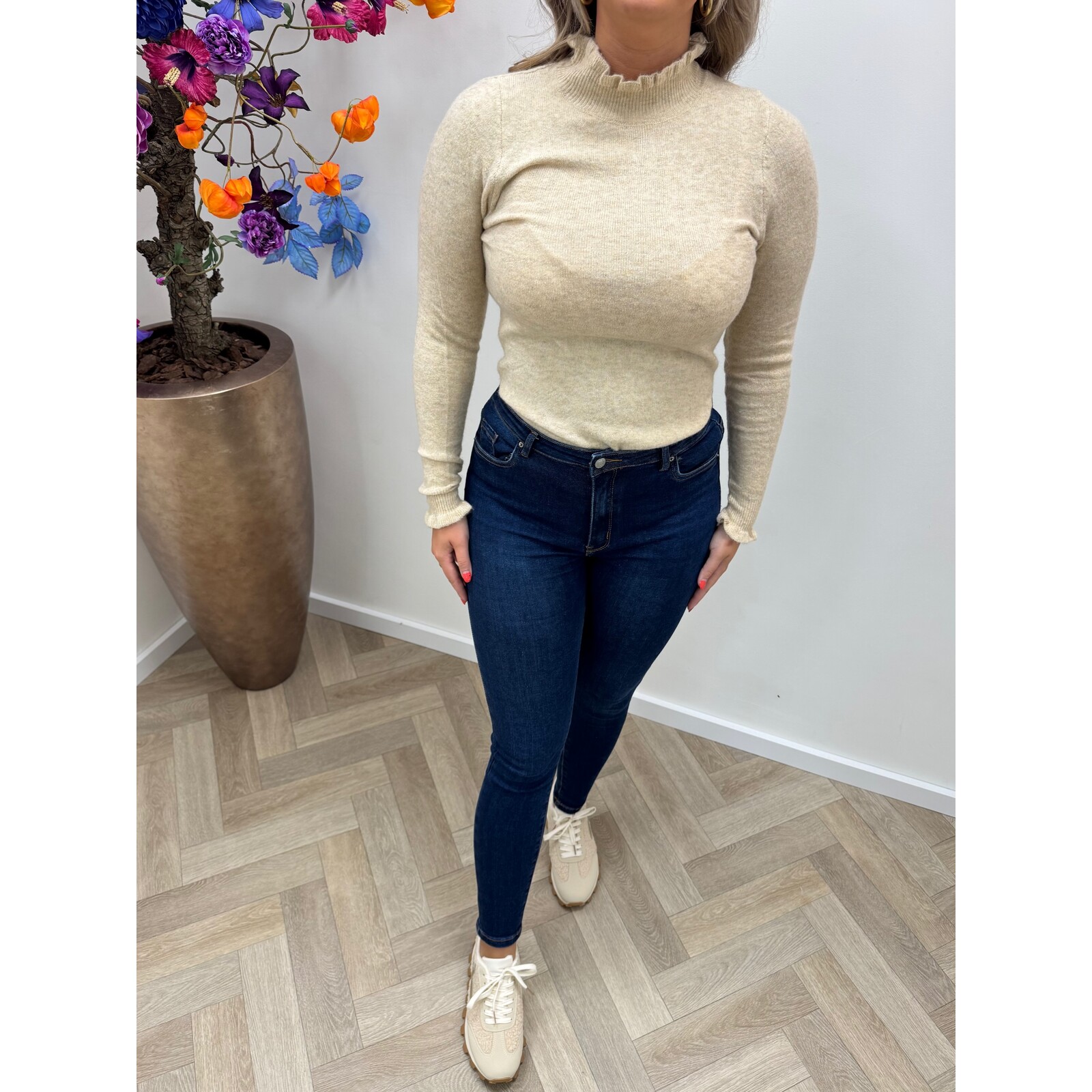 Trui Sisi Ruffle 8879 Beige  (WEB ONLY )