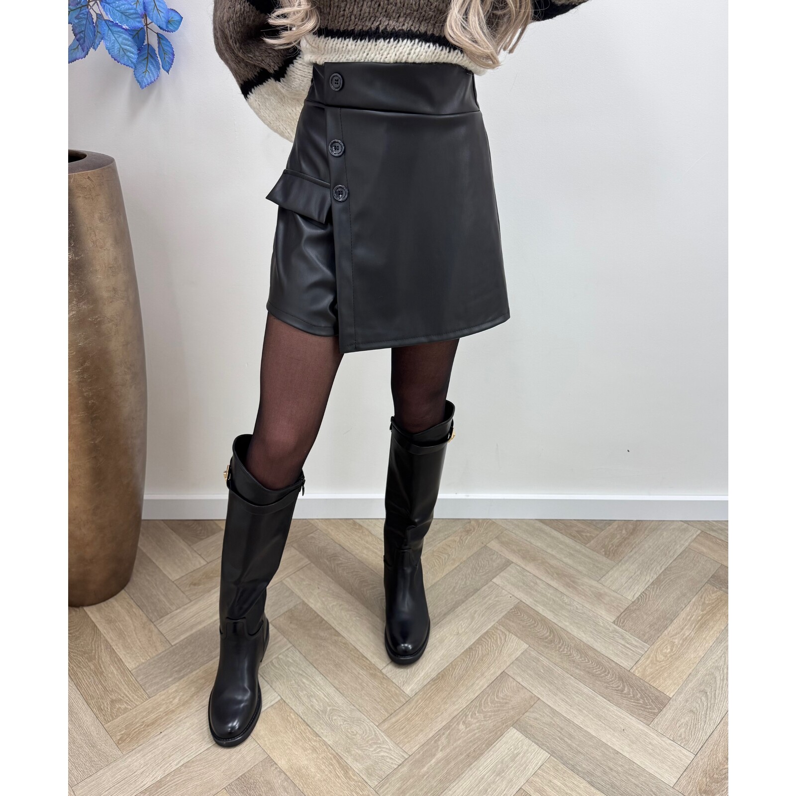 Short leder Style black