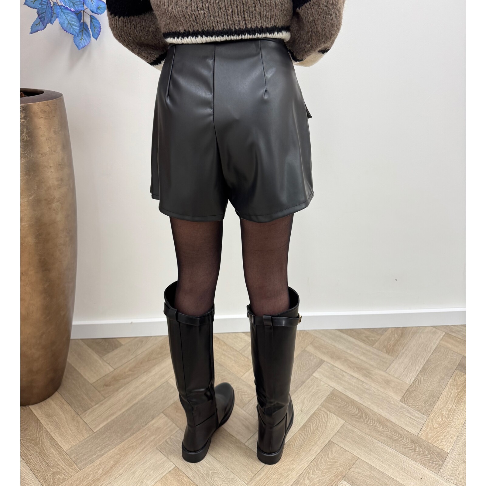 Short leder Style black