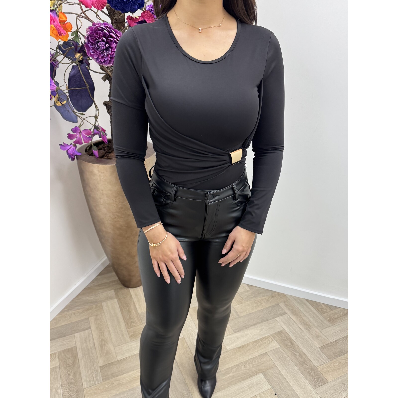 Body gold detail black