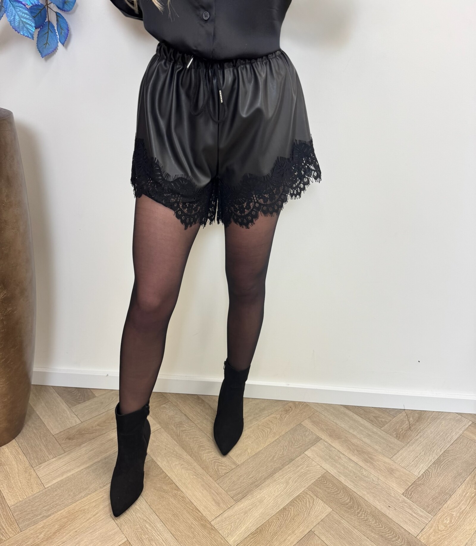 Short leder lace black