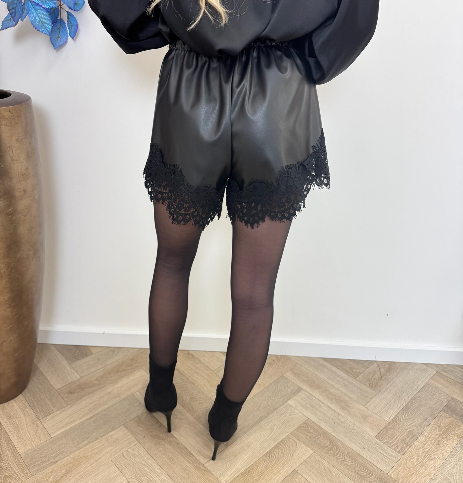 Short leder lace black