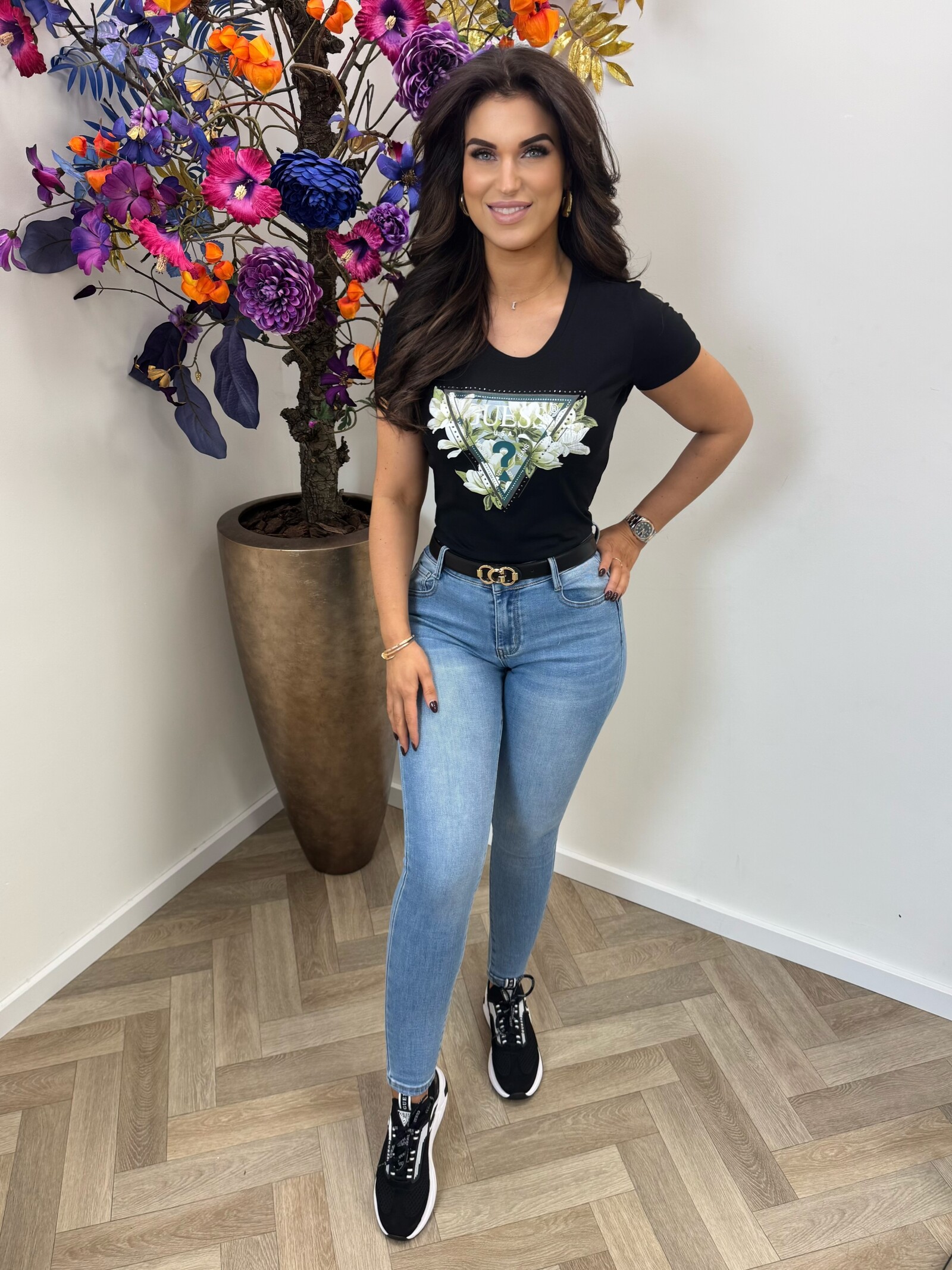 Guess T-Shirt Camelia Triangle Black 1015 Guess