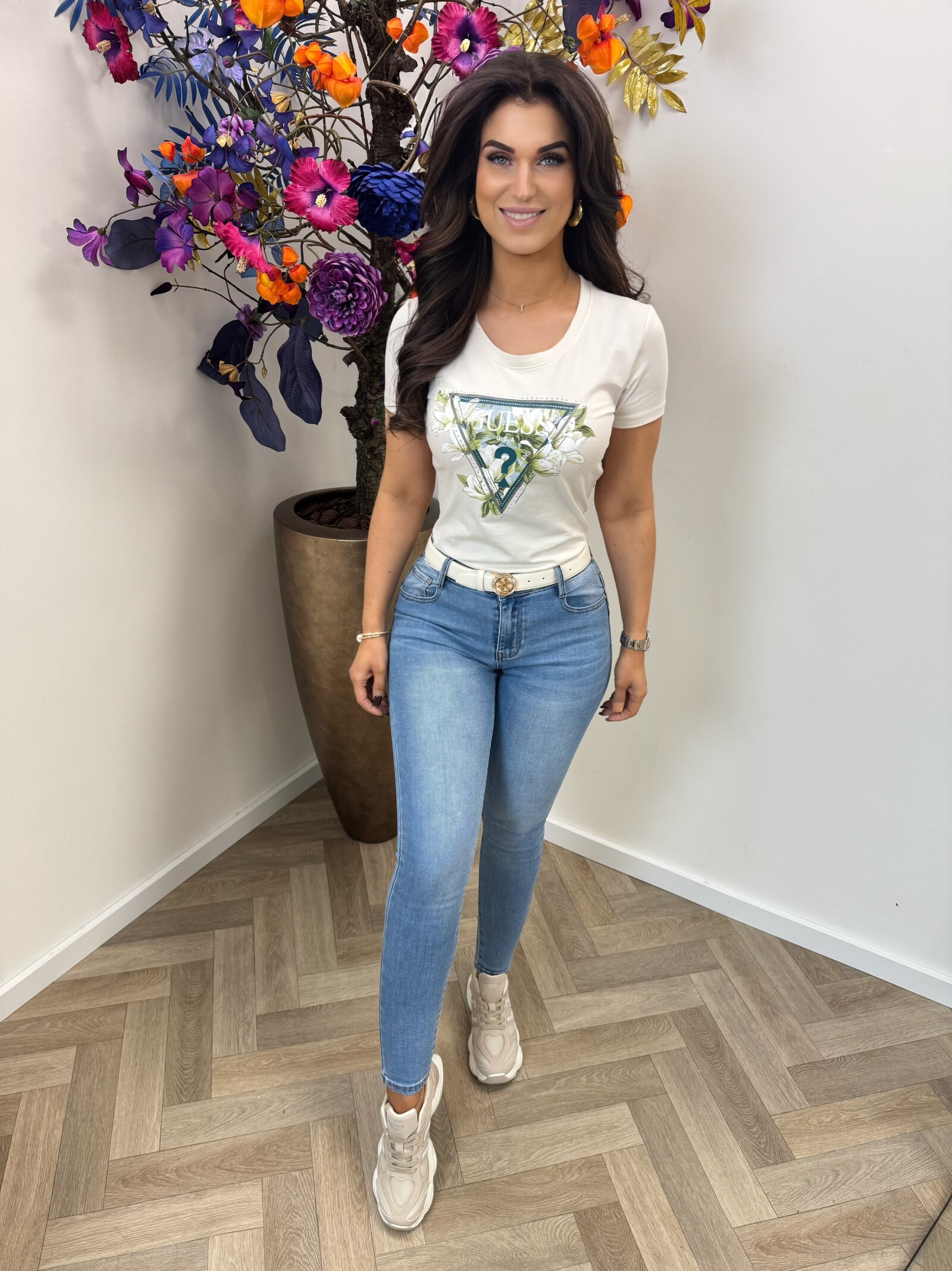 Guess T-Shirt Camelia Triangle  Cream White 1013 Guess