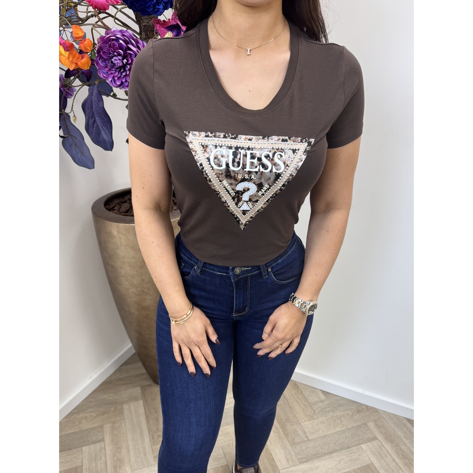 Guess T-Shirt Leo Triangle Dark Coffee 1019 Guess