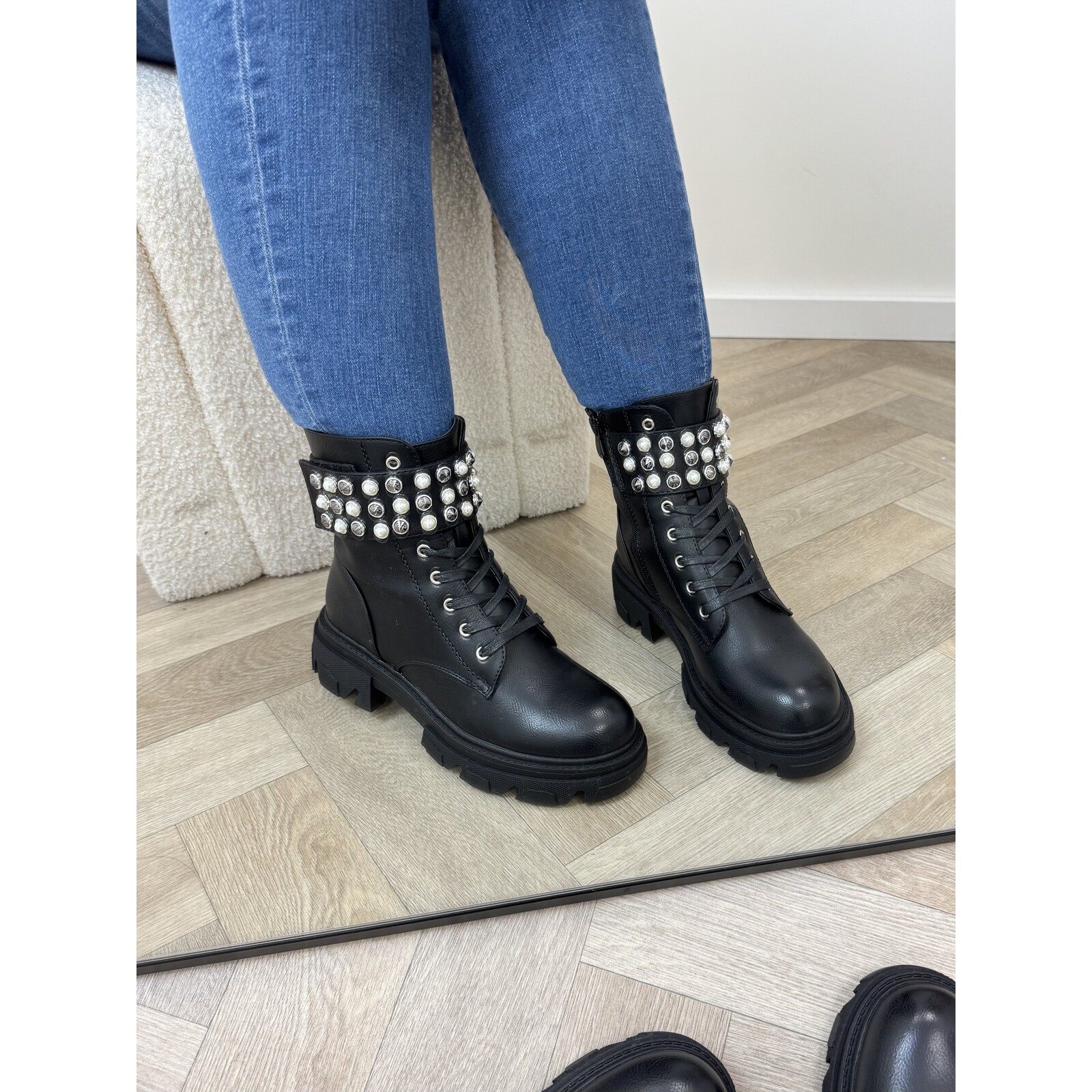 Boots Pearls Black D-28