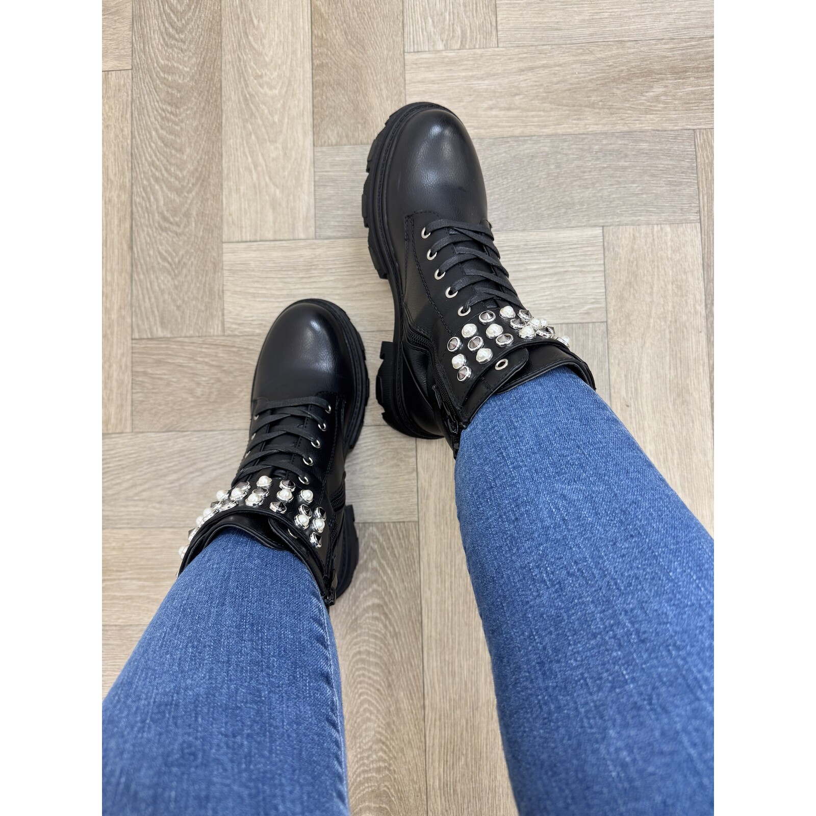 Boots Pearls Black D-28