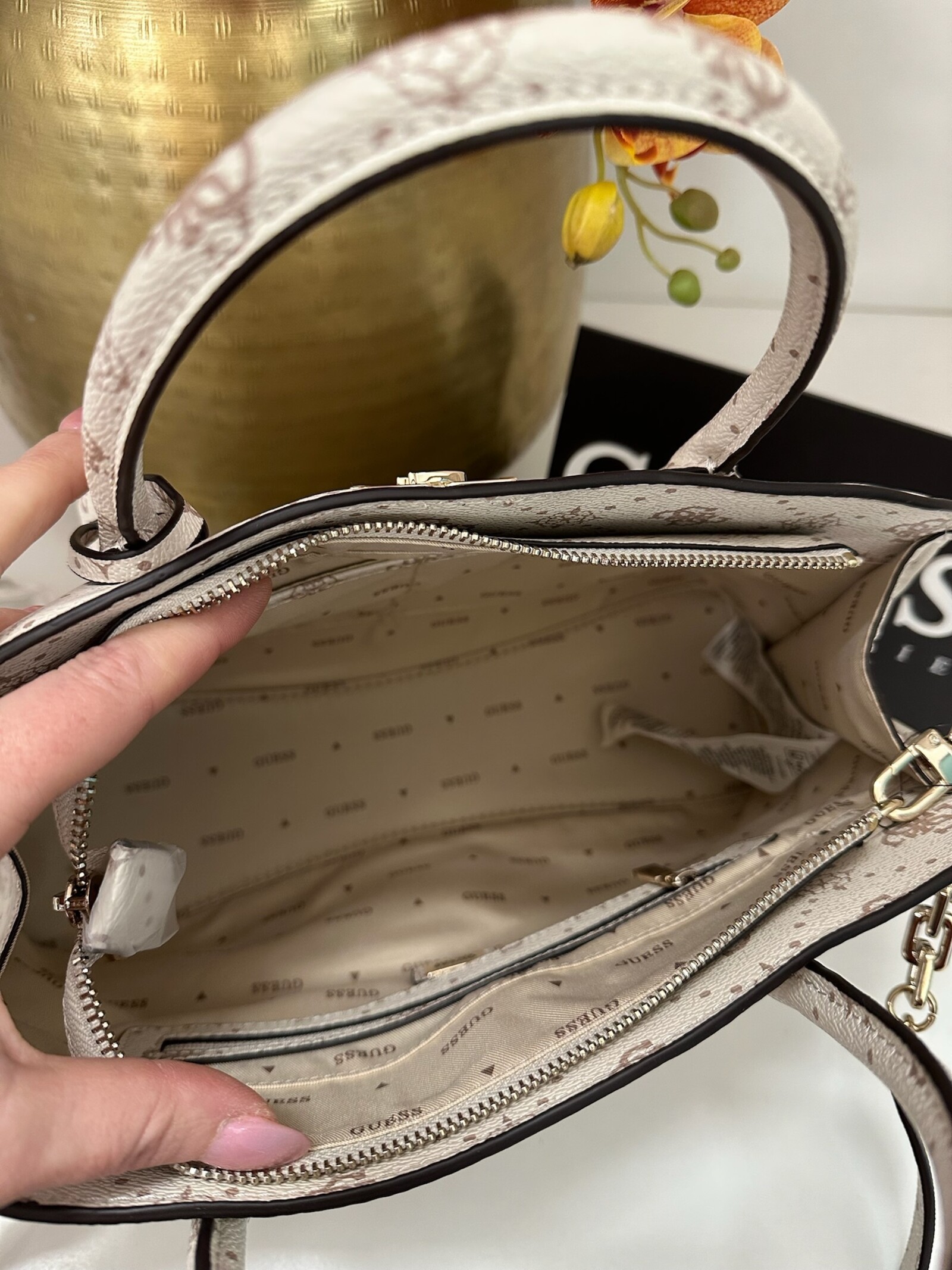 Guess Satchel Bag Emelie Vanilla Logo Guess 1151