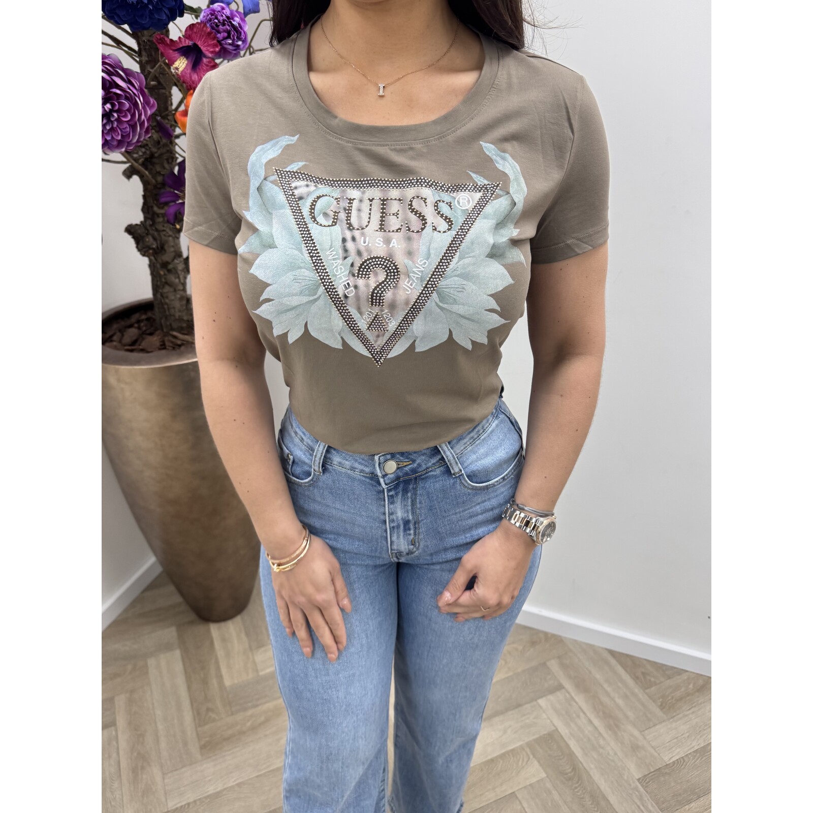 Guess T-Shirt Triangle Flower Walnut Guess 1175