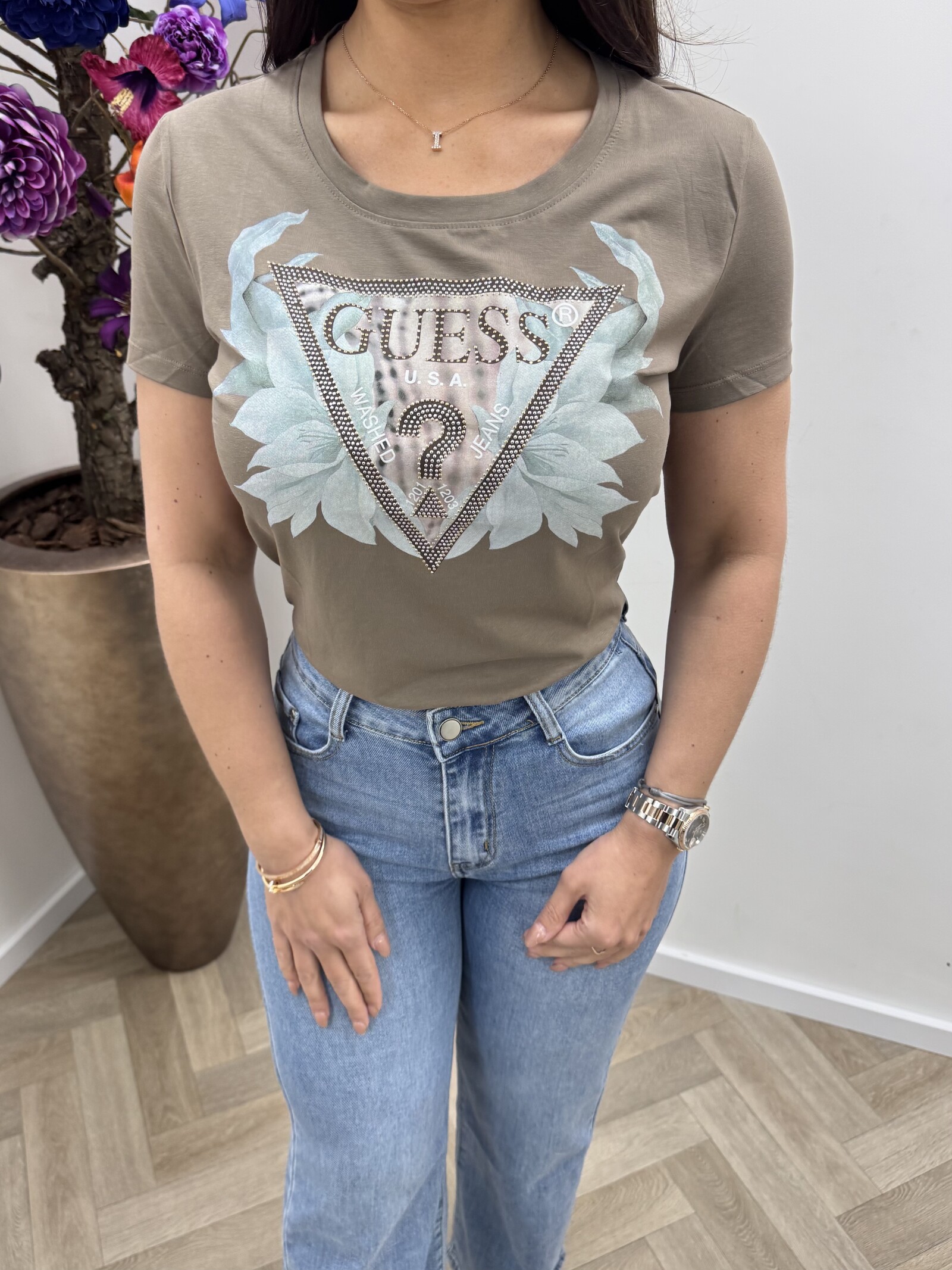 Guess T-Shirt Triangle Flower Walnut Guess 1175