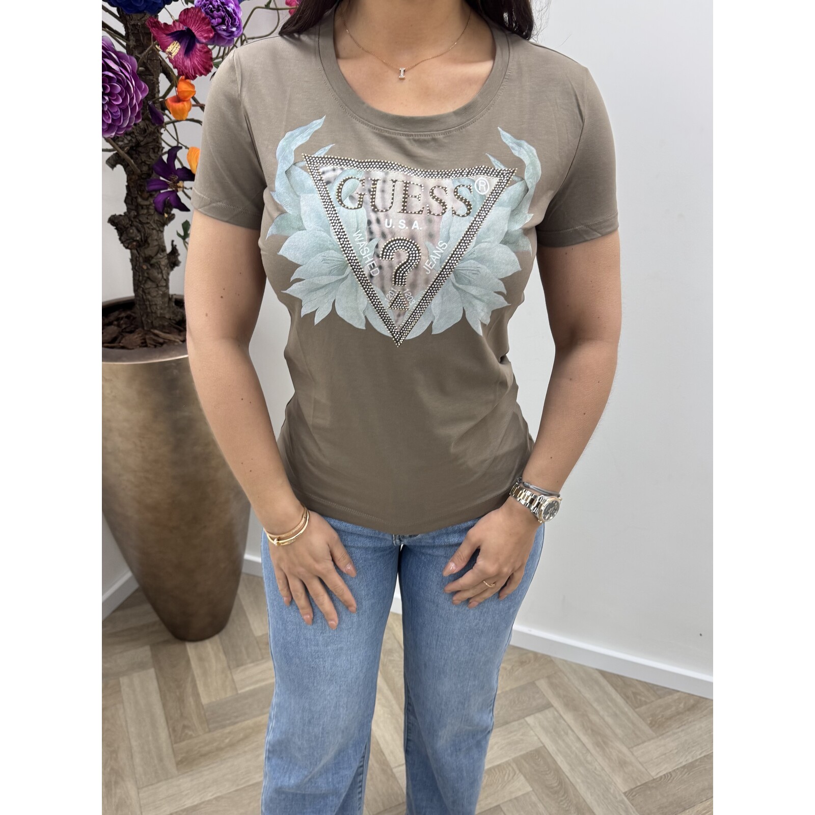 Guess T-Shirt Triangle Flower Walnut Guess 1175
