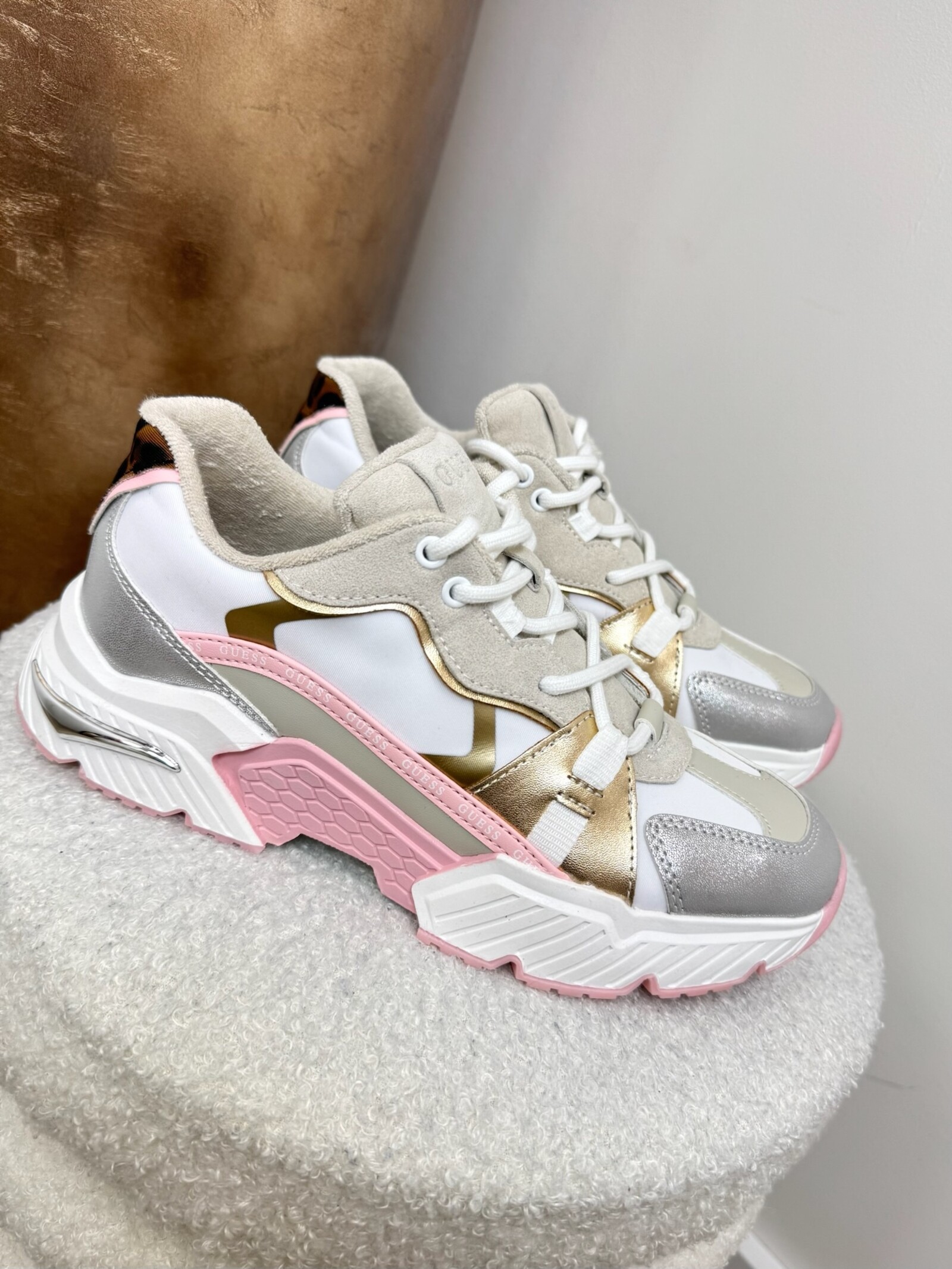 Guess Sneakers Carrl17 White pink Guess 1218