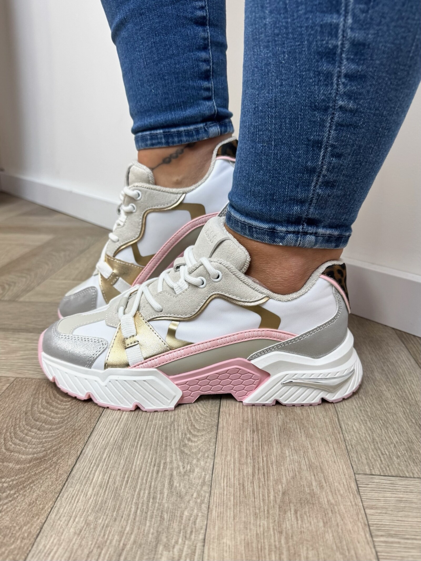 Guess Sneakers Carrl17 White pink Guess 1218