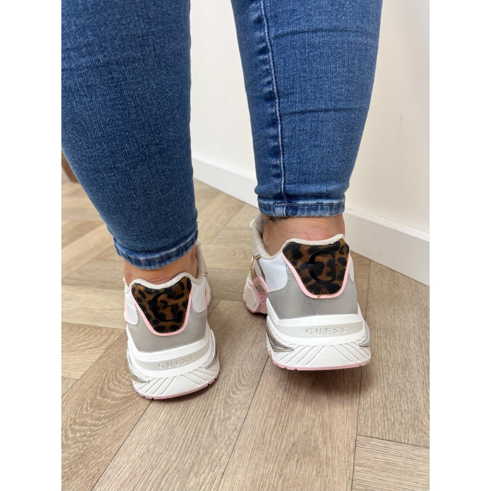 Guess Sneakers Carrl17 White pink Guess 1218