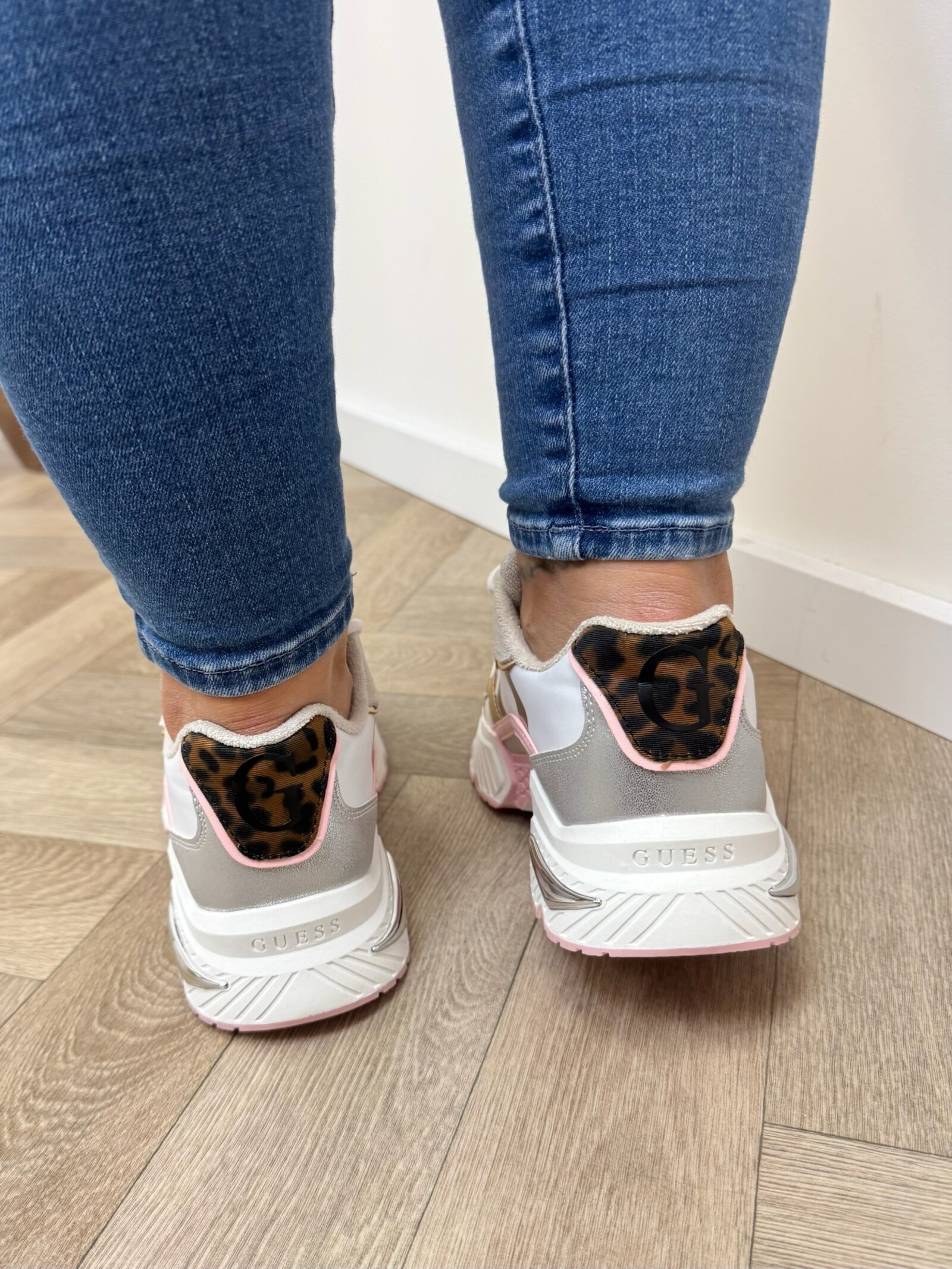Guess Sneakers Carrl17 White pink Guess 1218