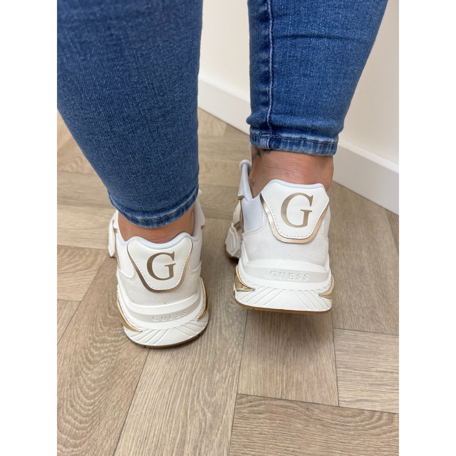 Guess Sneakers Carrl17 White gold Guess 1217