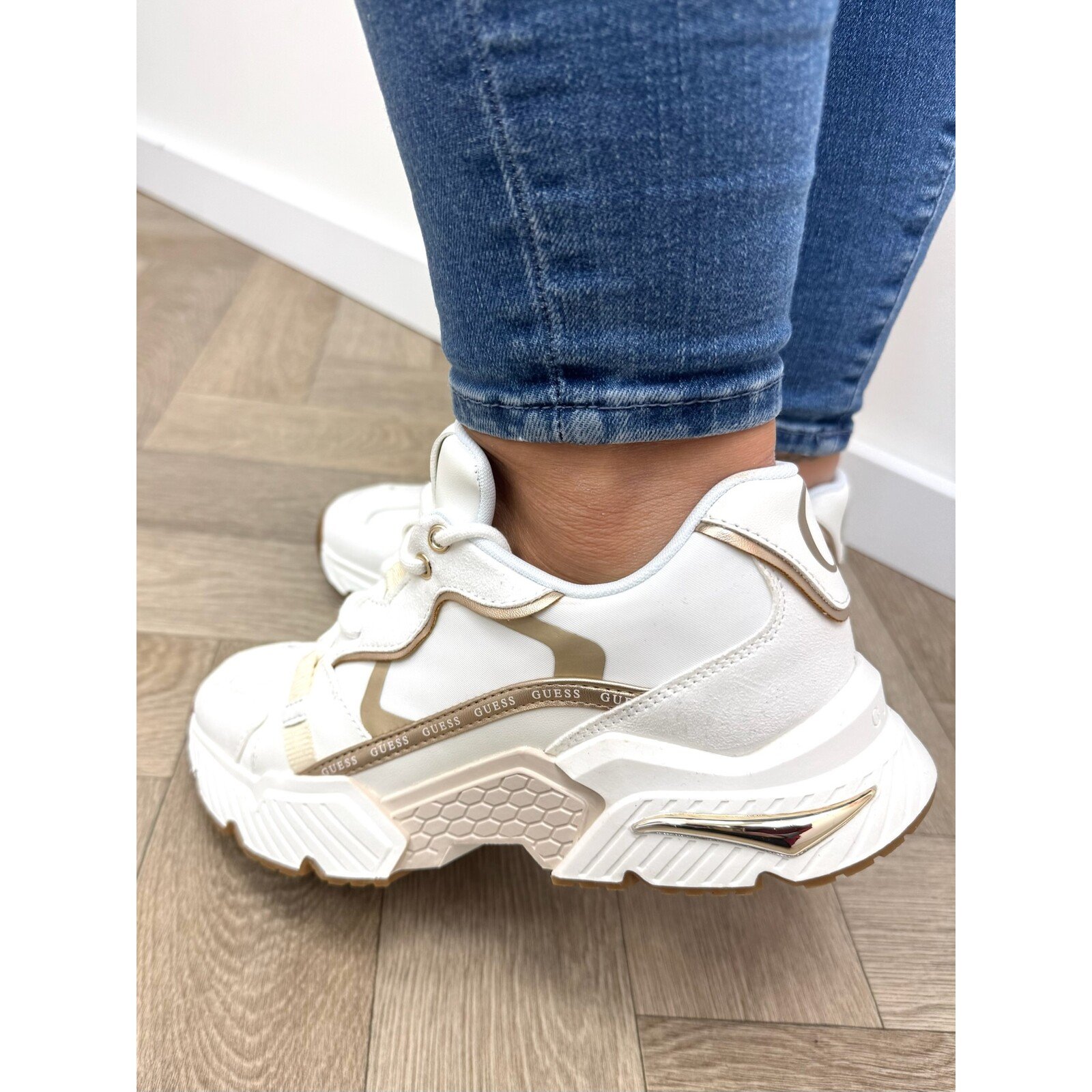 Guess Sneakers Carrl17 White gold Guess 1217