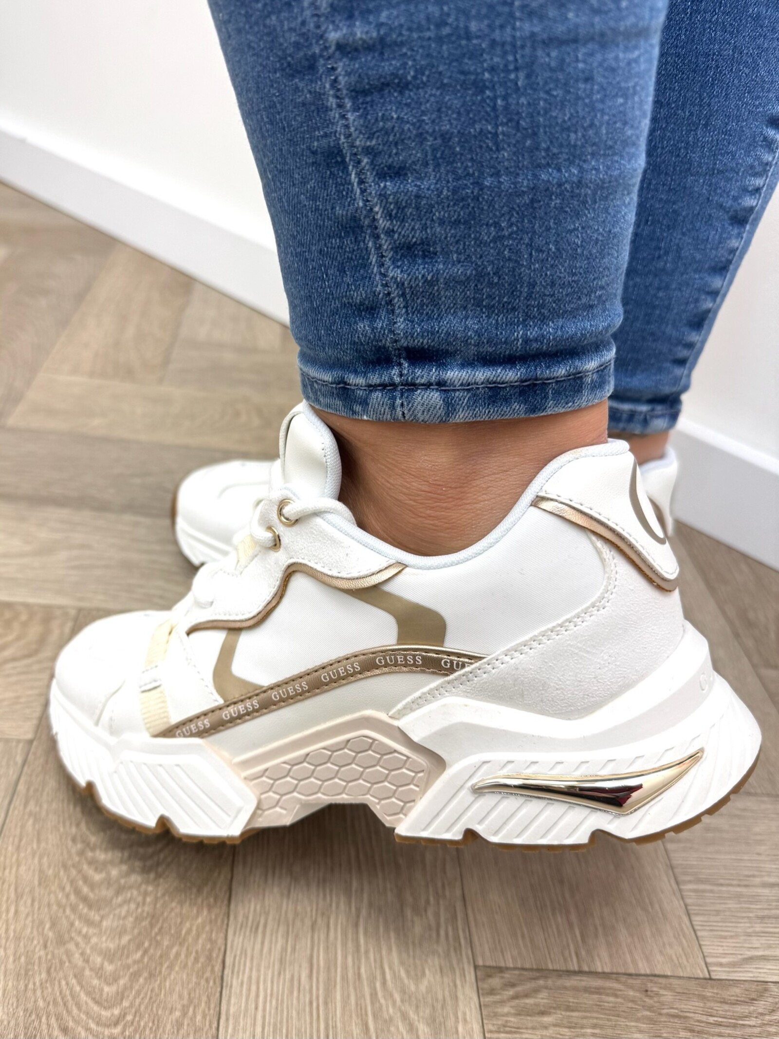Guess Sneakers Carrl17 White gold Guess 1217