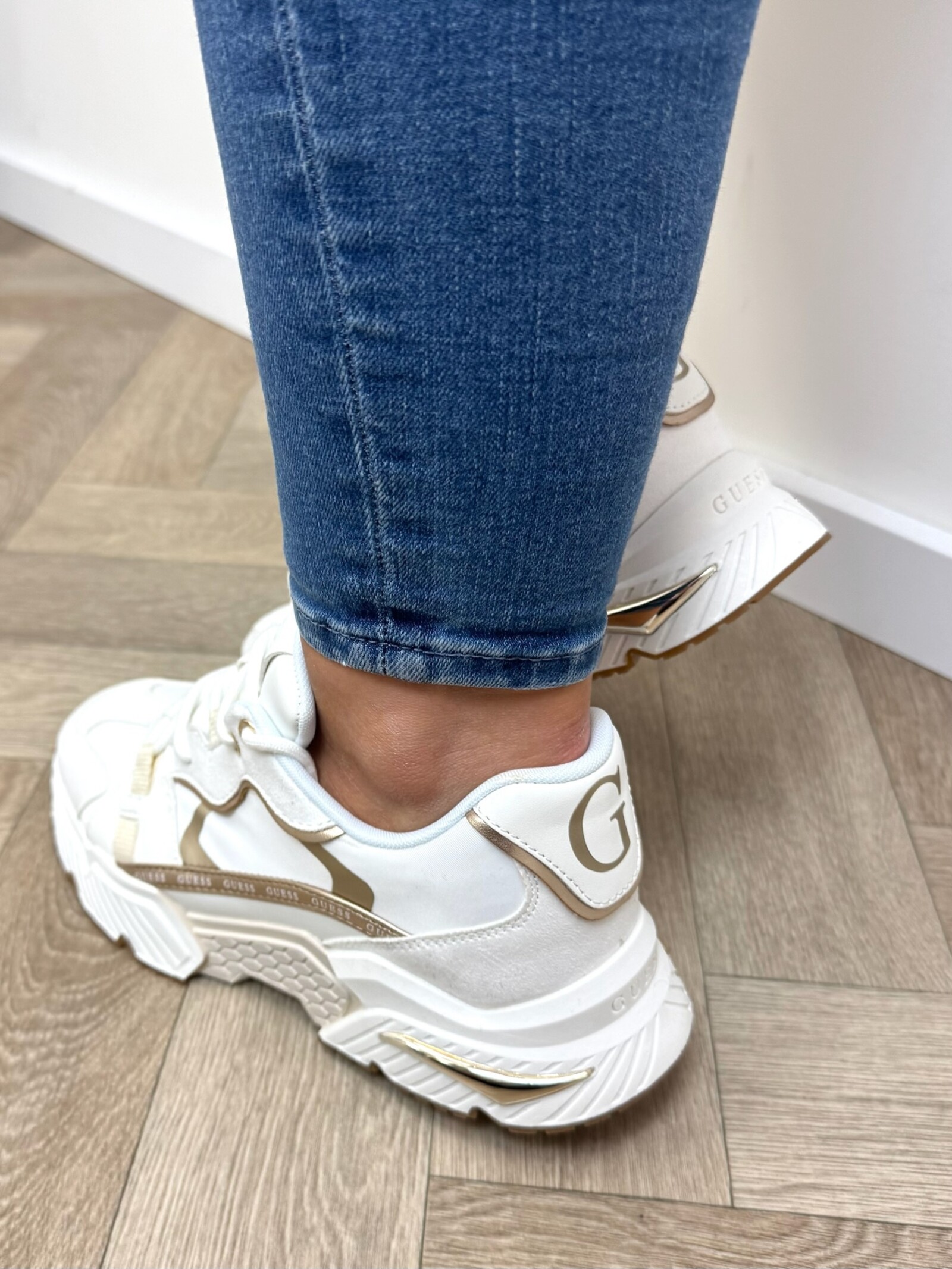 Guess Sneakers Carrl17 White gold Guess 1217