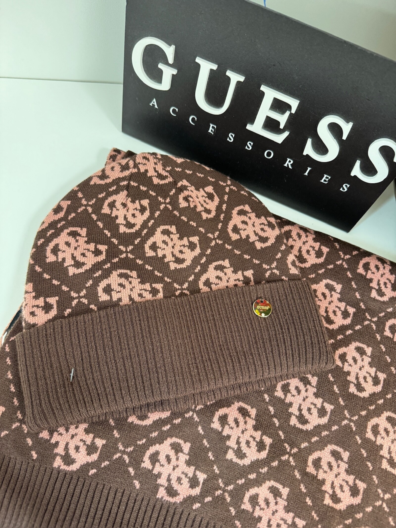 Guess Set Sjaal + Muts All Logo Brown Guess 1380