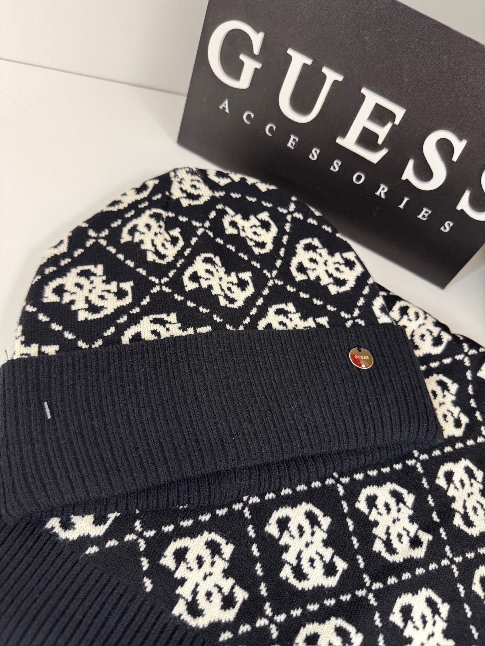 Guess Set Sjaal + Muts All Logo Black Guess 1379