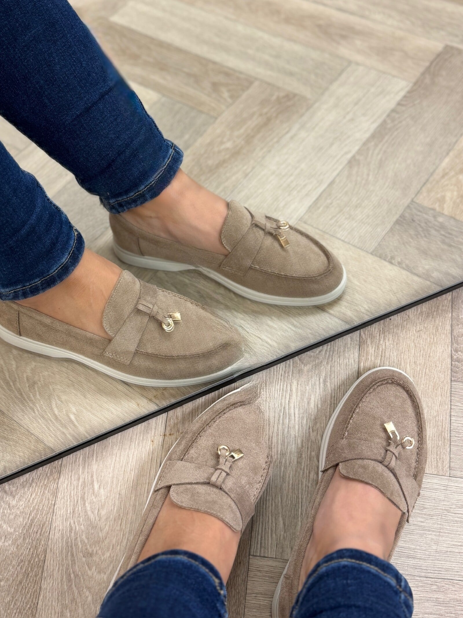 Suede Loafers Classis AQ229 Taupe