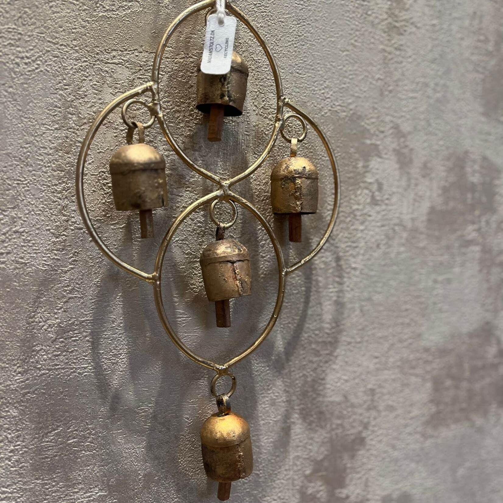 Madam Stoltz Hanger van ijzeren belletjes in antiek goud