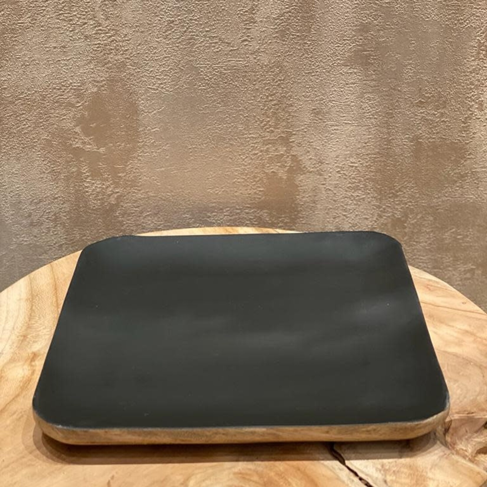 Vierkant houten bord met zwarte boven kant M