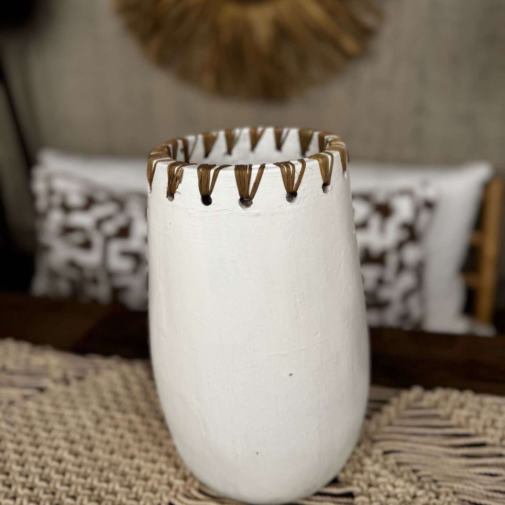 Witte vaas met raffia 30cm