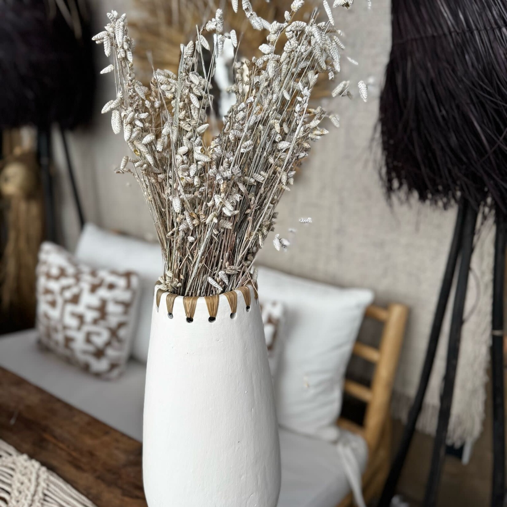 Witte vaas met raffia 30cm