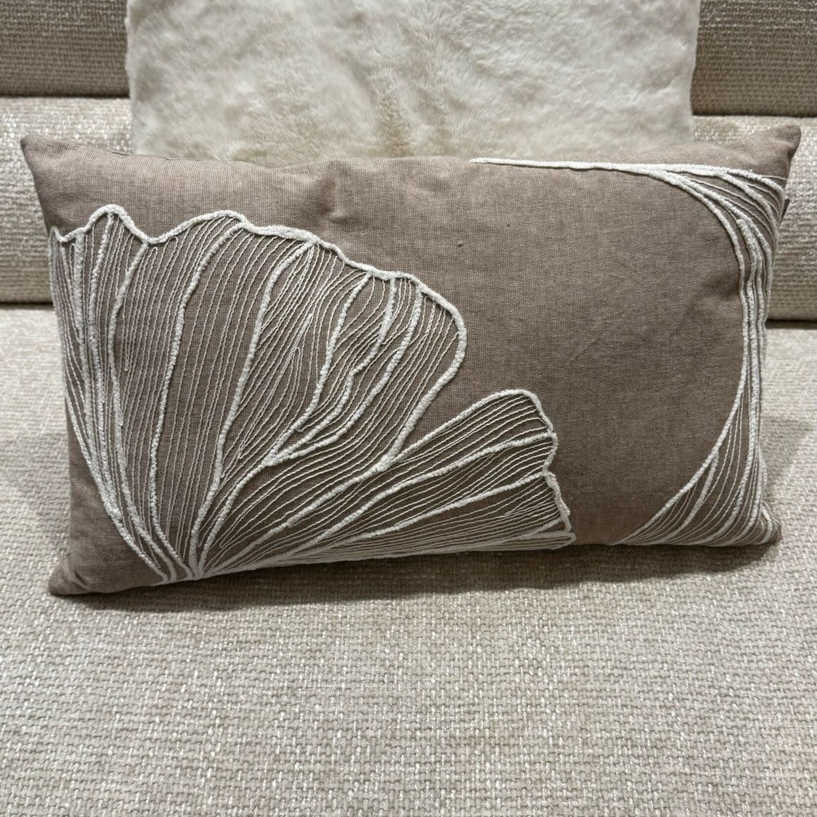 Kussen beige wit blad 30x50