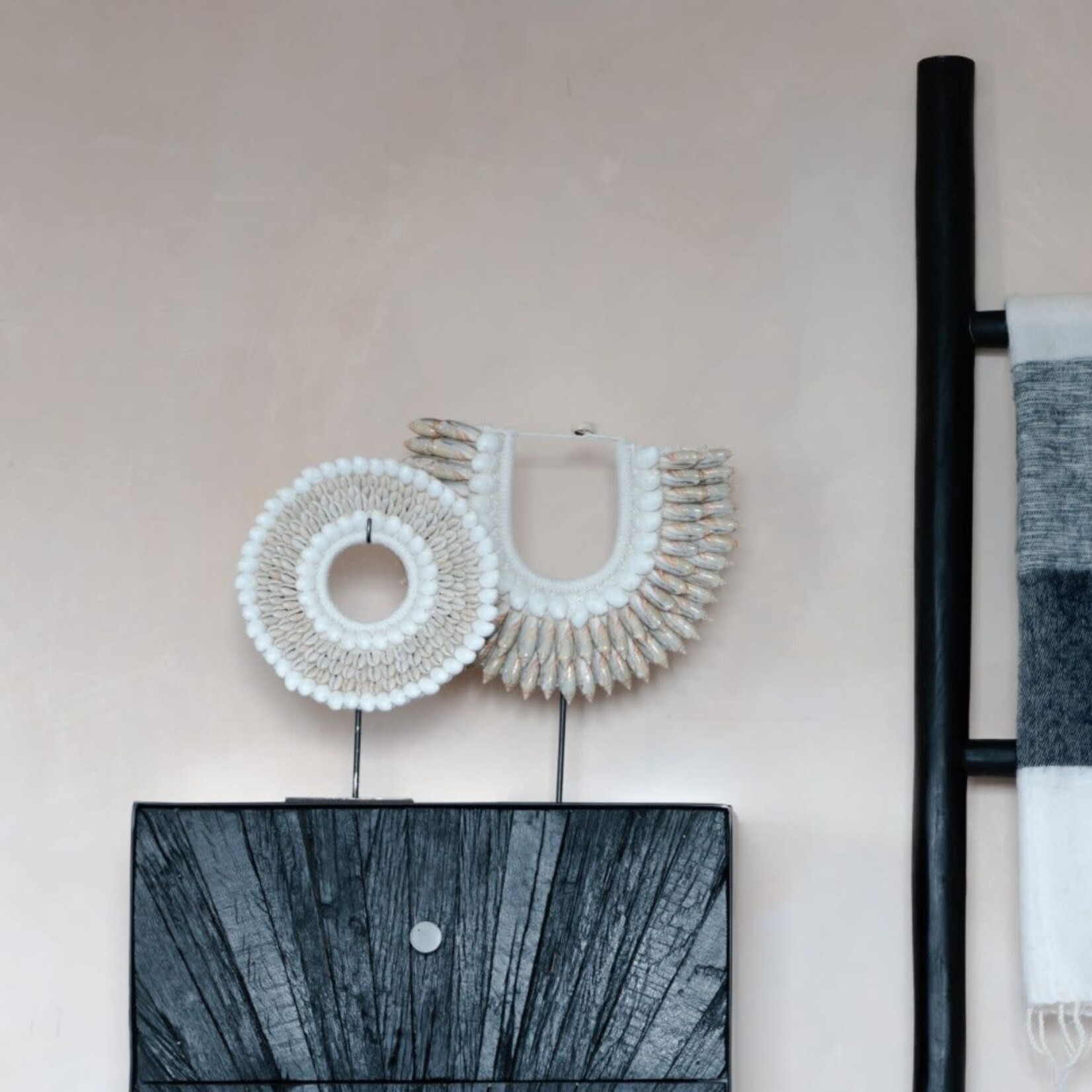 Earthware Schelpenketting op standaard Putri