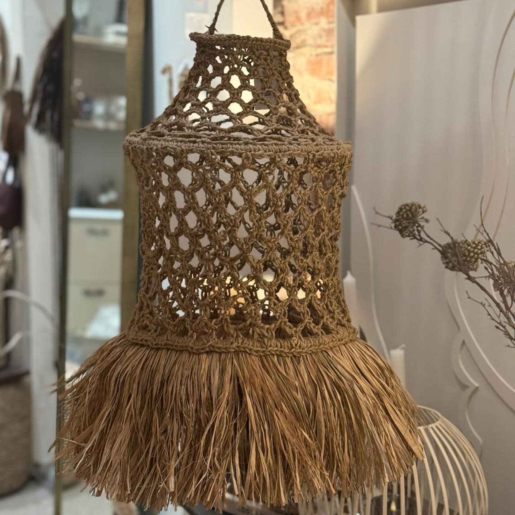 Gehaakte lamp van Jutte met raffia