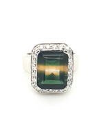 Vintage & Occasion Occasion zilveren ring rijkelijk bezet met zirkonia's en een groen gele steen