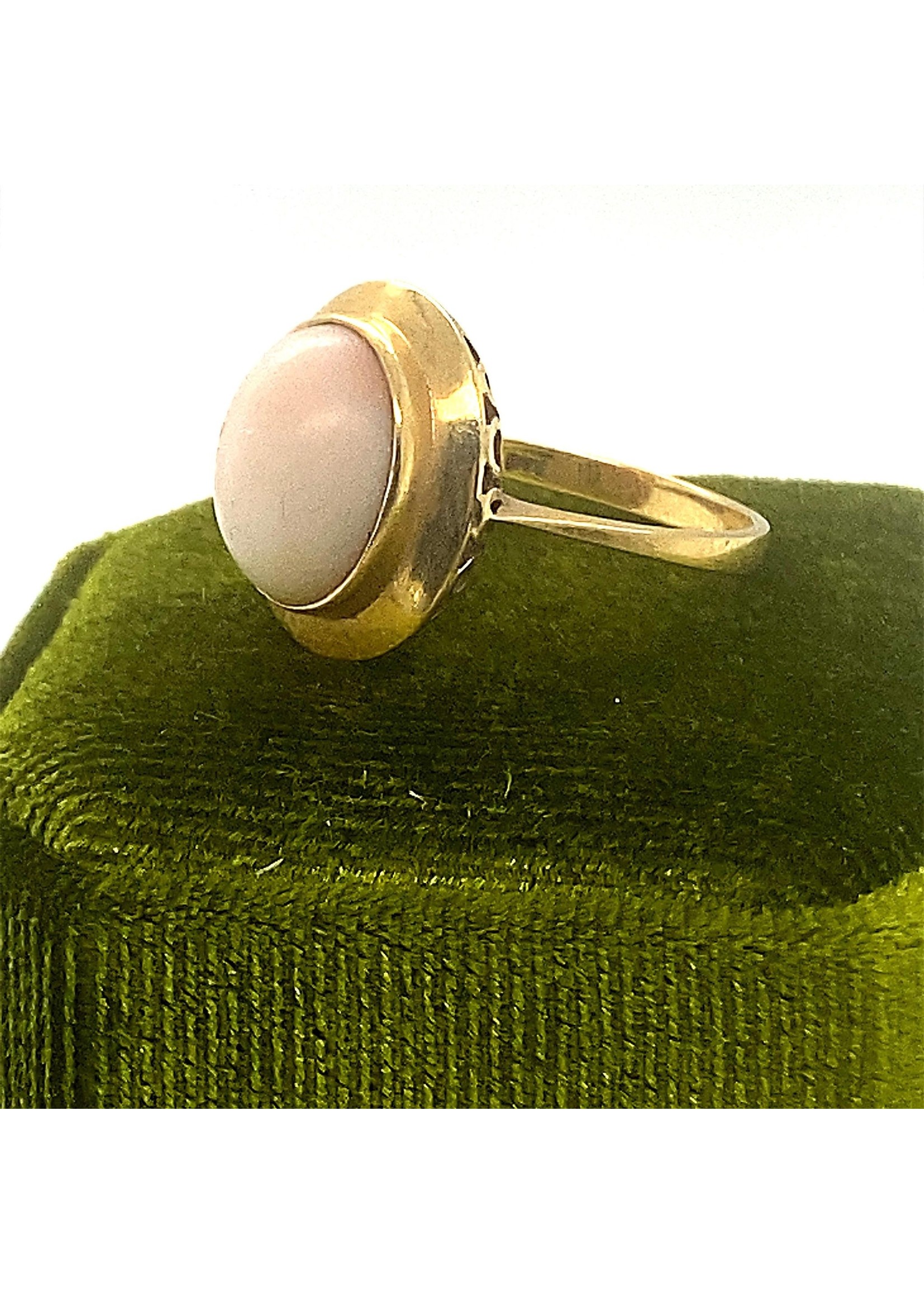 Vintage & Occasion Geelgouden ring met koraal zachtrose