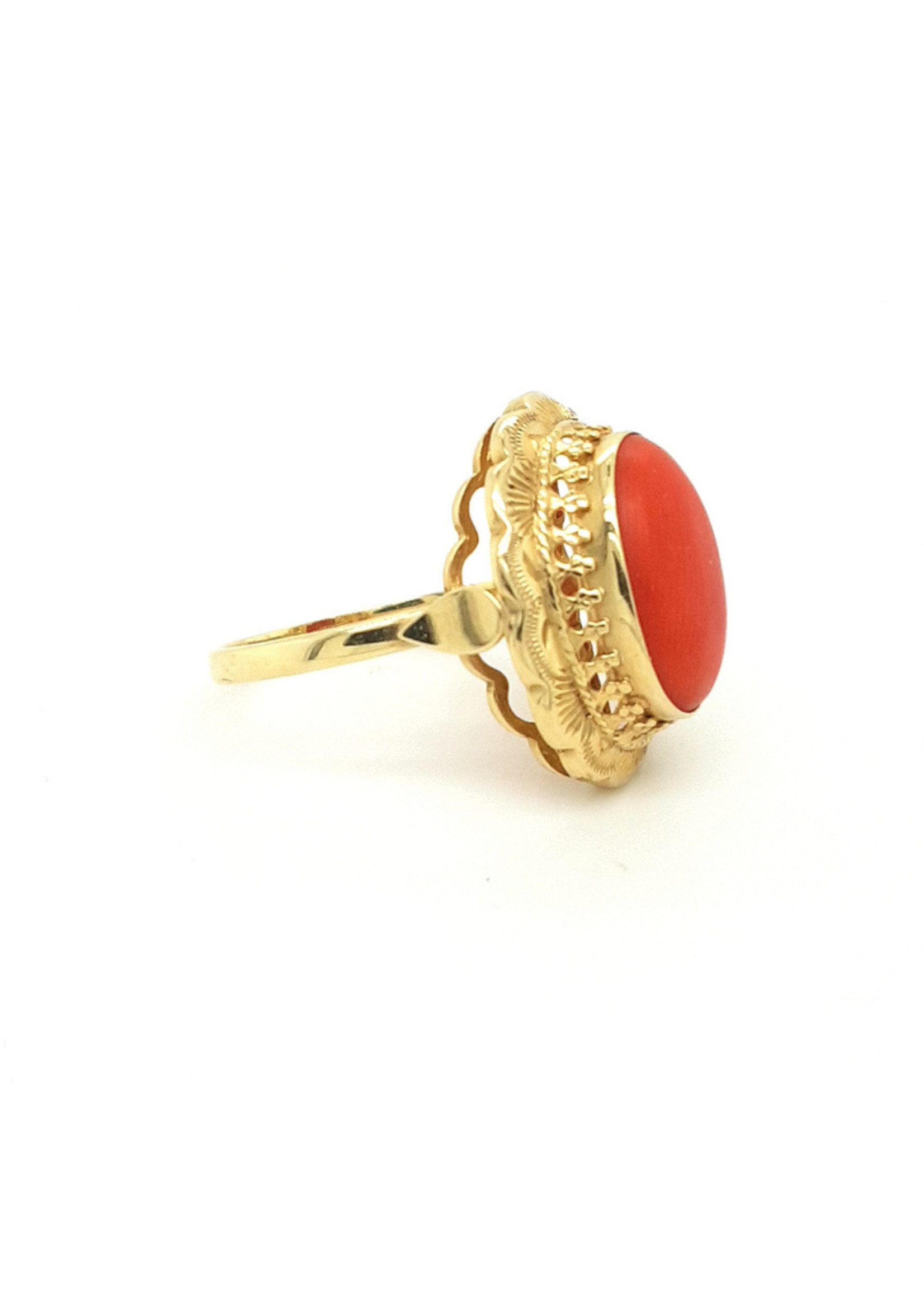 Vintage & Occasion Occasion gouden ring met rode bloedkoraal