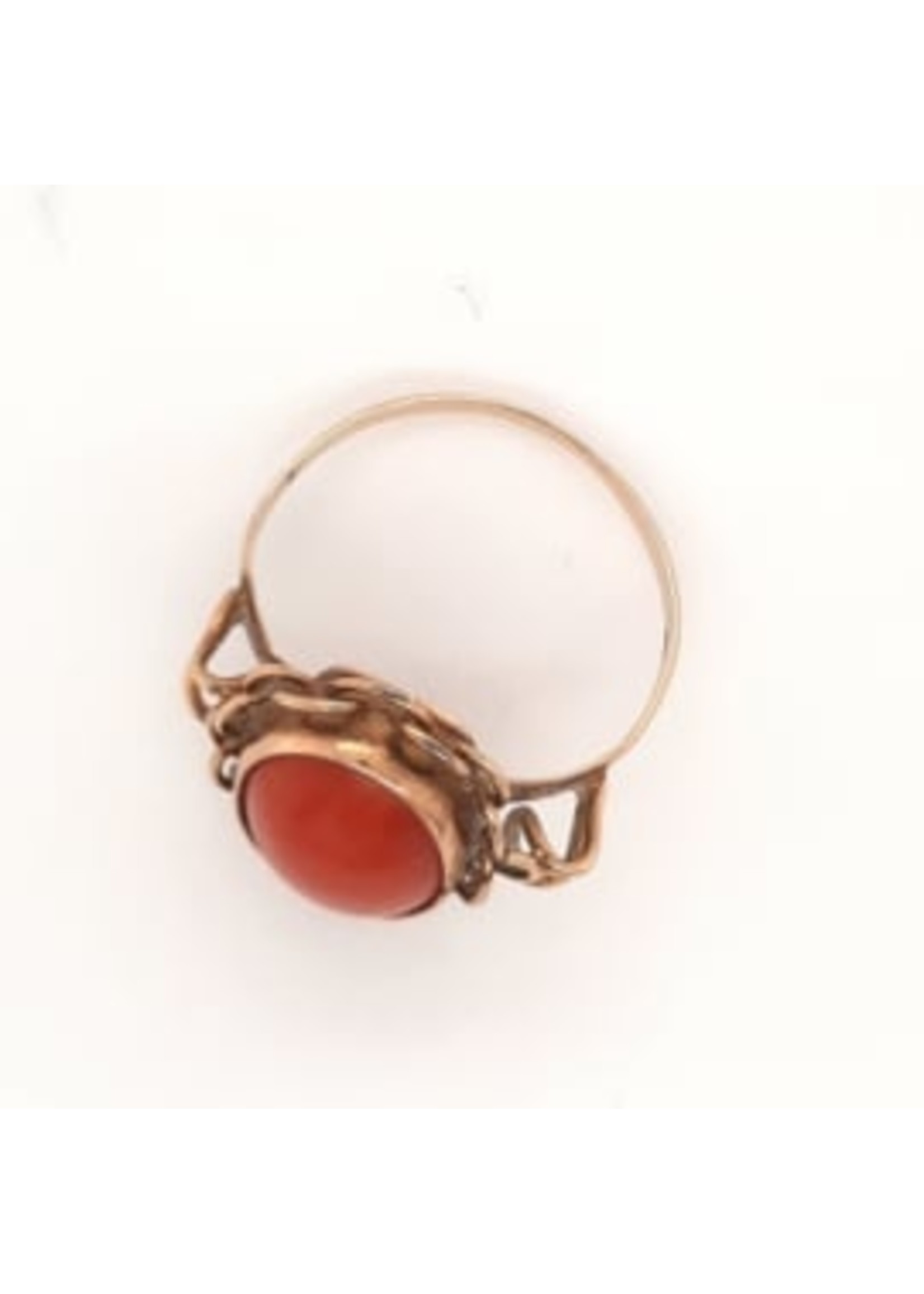 Vintage & Occasion Occasion gouden ring met bloedkoraal