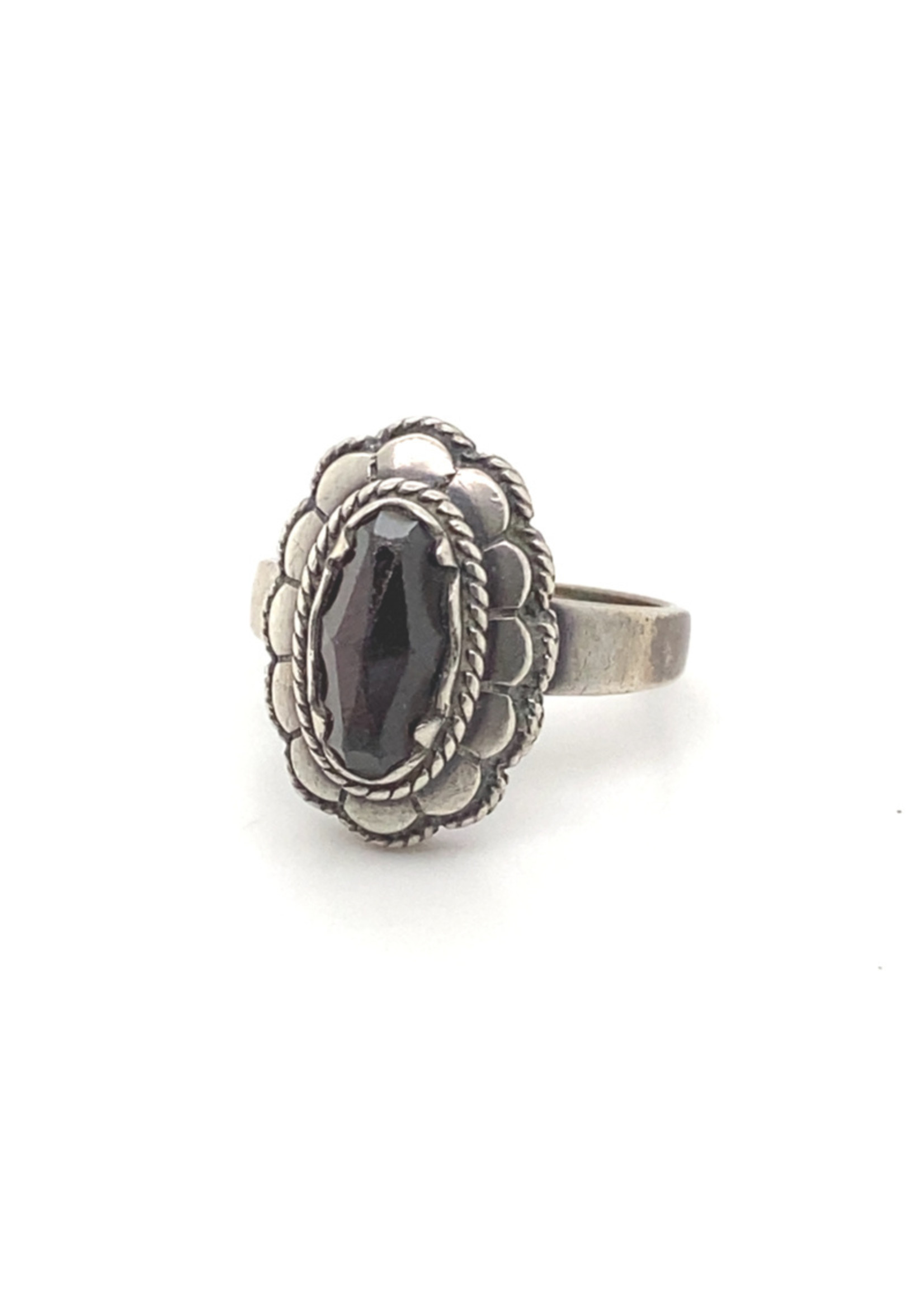 Vintage & Occasion Occasion zilveren antieke ring met donkere granaat