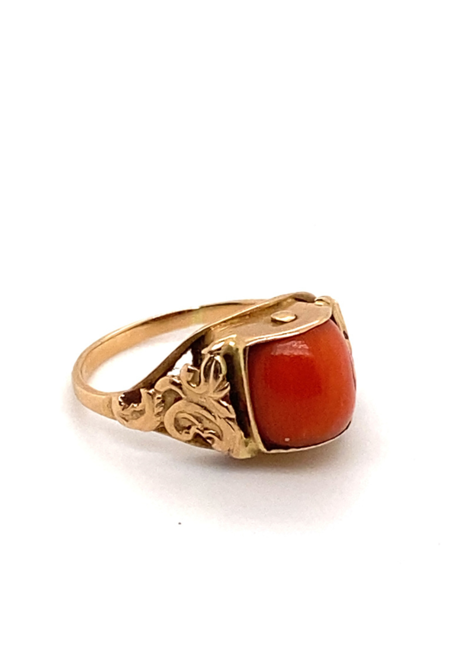 Vintage & Occasion Occasion gouden ring met tongeslepen bloedkoraal