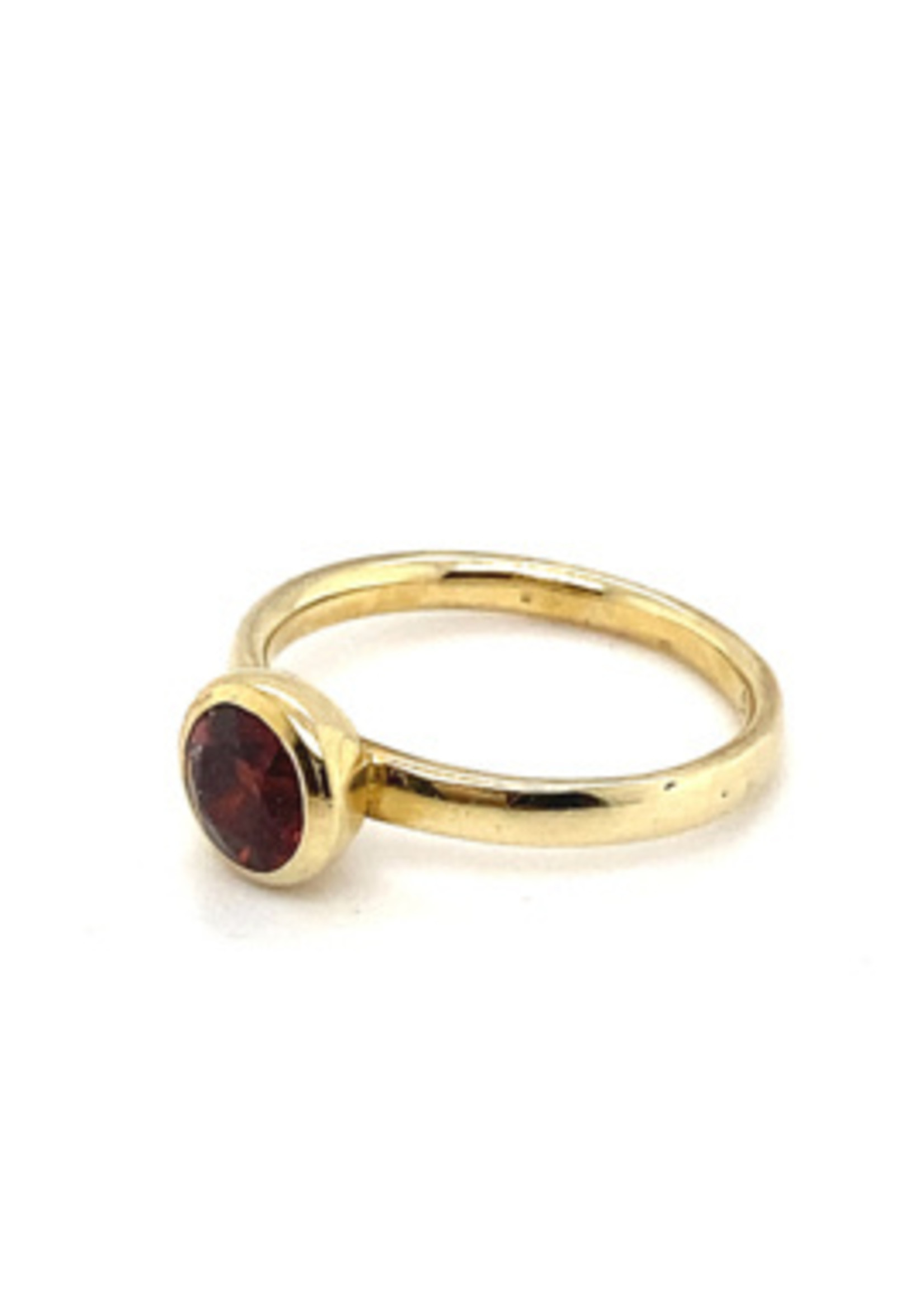 Vintage & Occasion Occasion gouden solitair ring met een granaat edelsteen