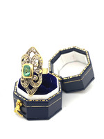 Vintage & Occasion Occasion gouden opengewerkte ring met smaragd en diamantjes