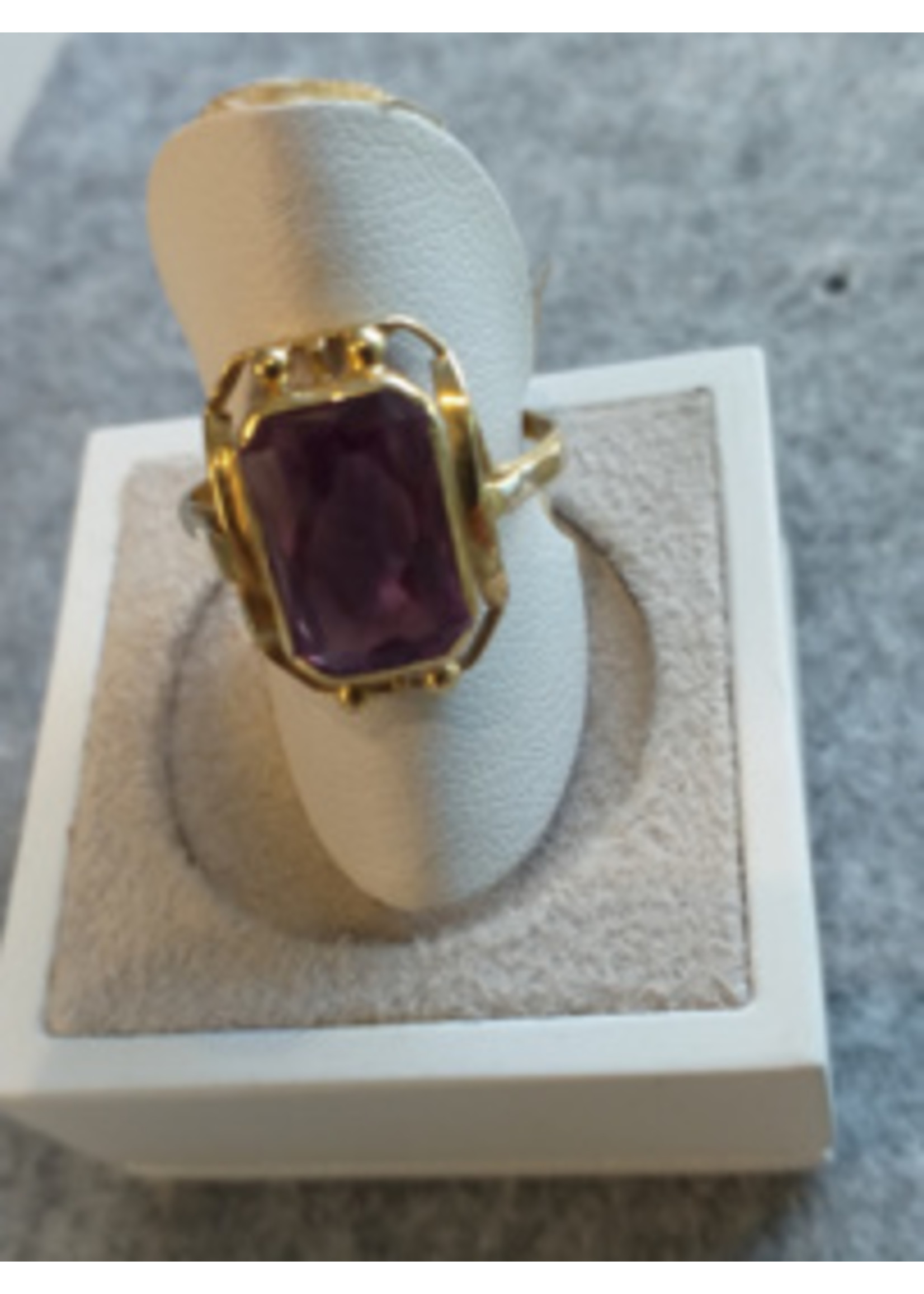 Vintage & Occasion Occasion gouden ring met blauw paars kleurige spinel