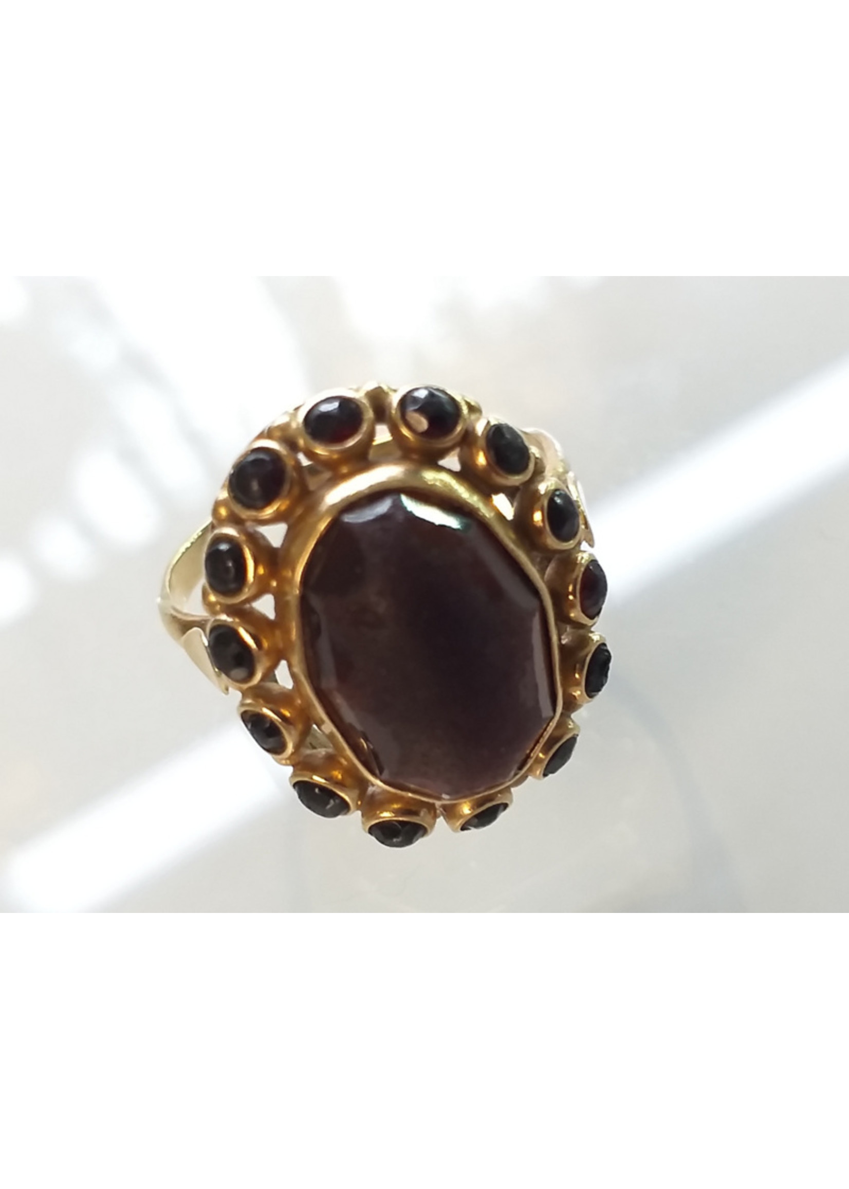 Vintage & Occasion Occasion gouden ring met 15 granaten